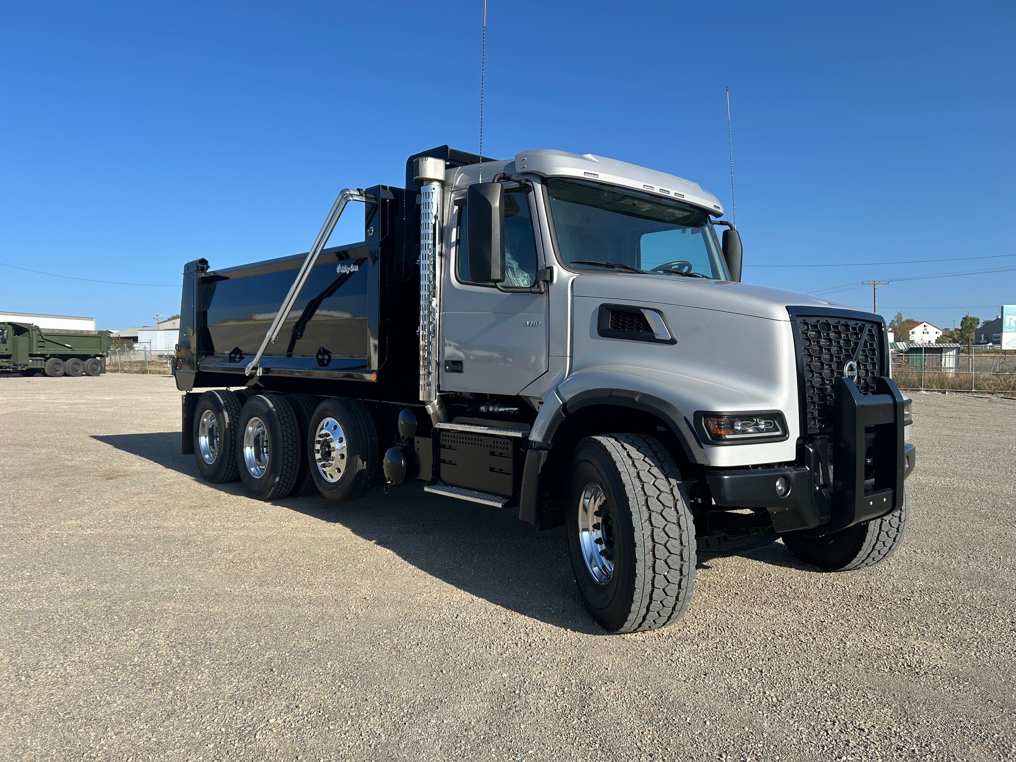 2025 Volvo - image 3