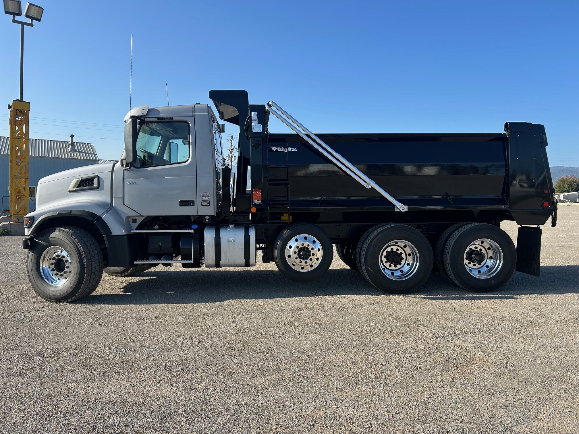 2025 Volvo - image 2