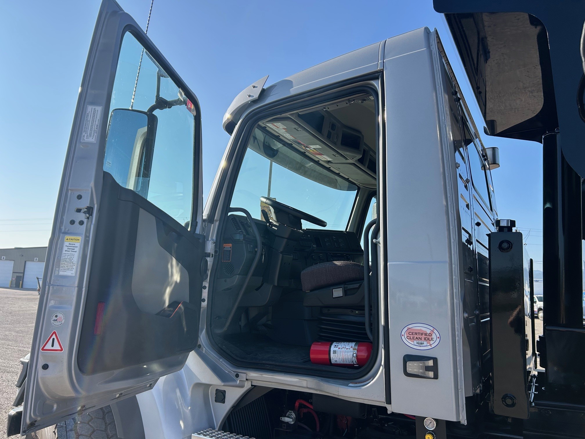 2025 Volvo - image 7