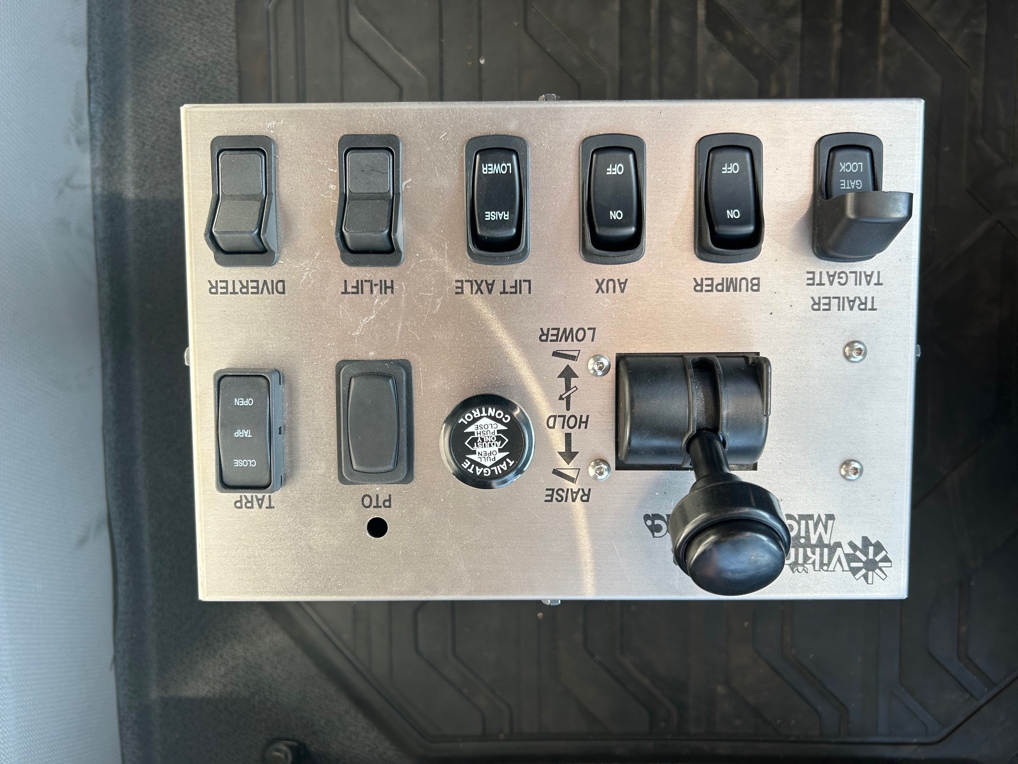 2025 Volvo - image 15