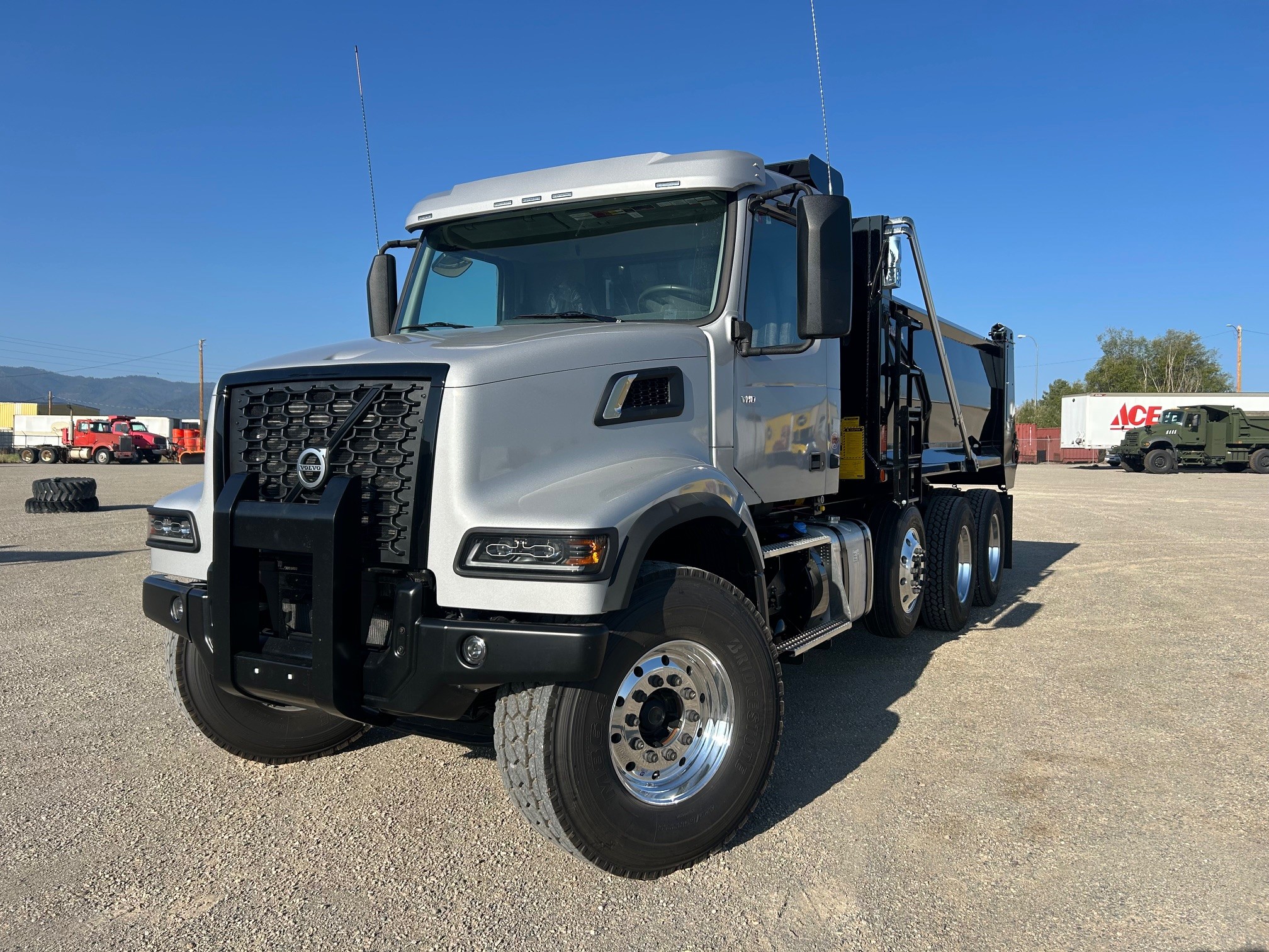 2025 Volvo - image 1