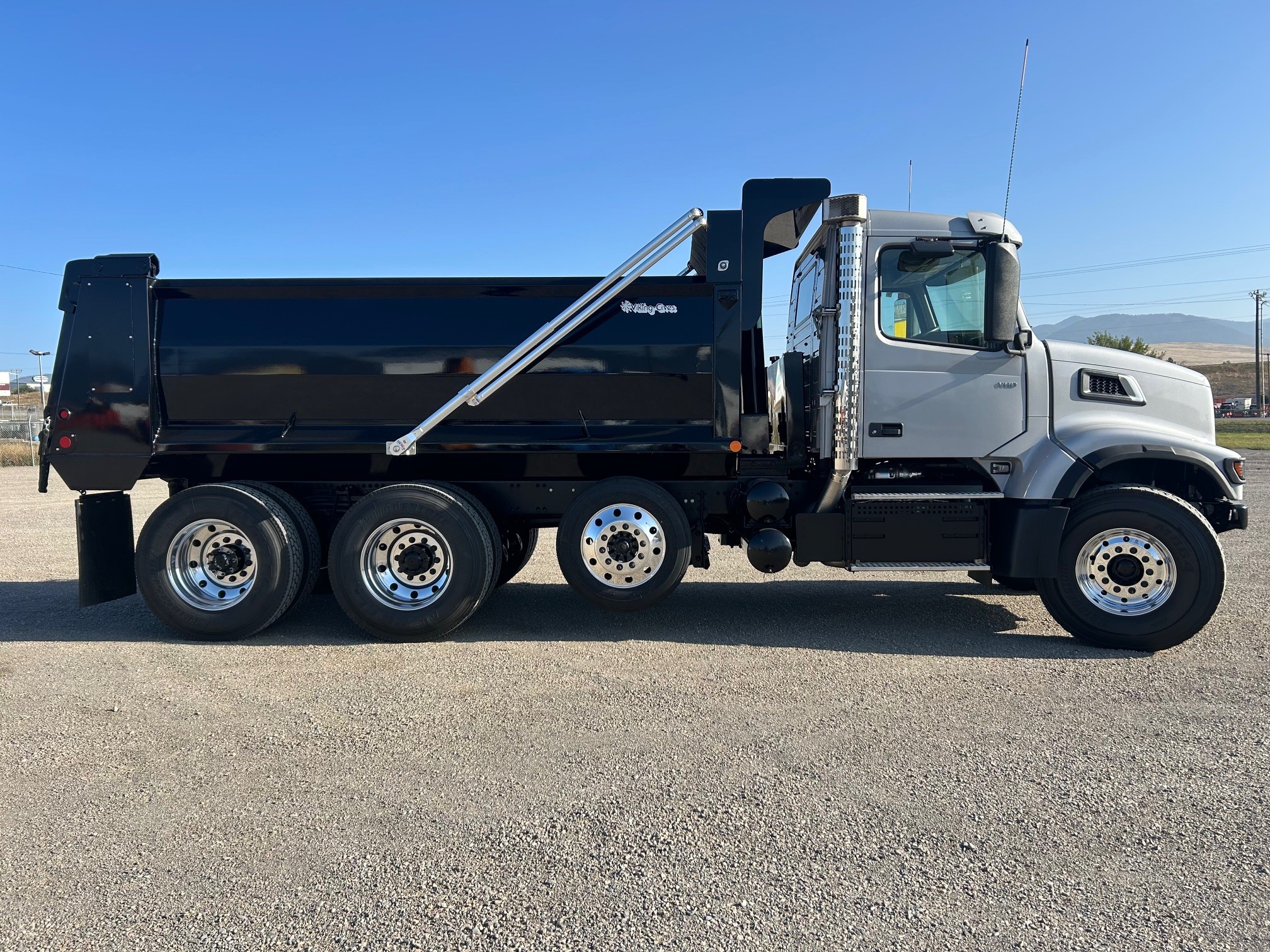 2025 Volvo - image 4