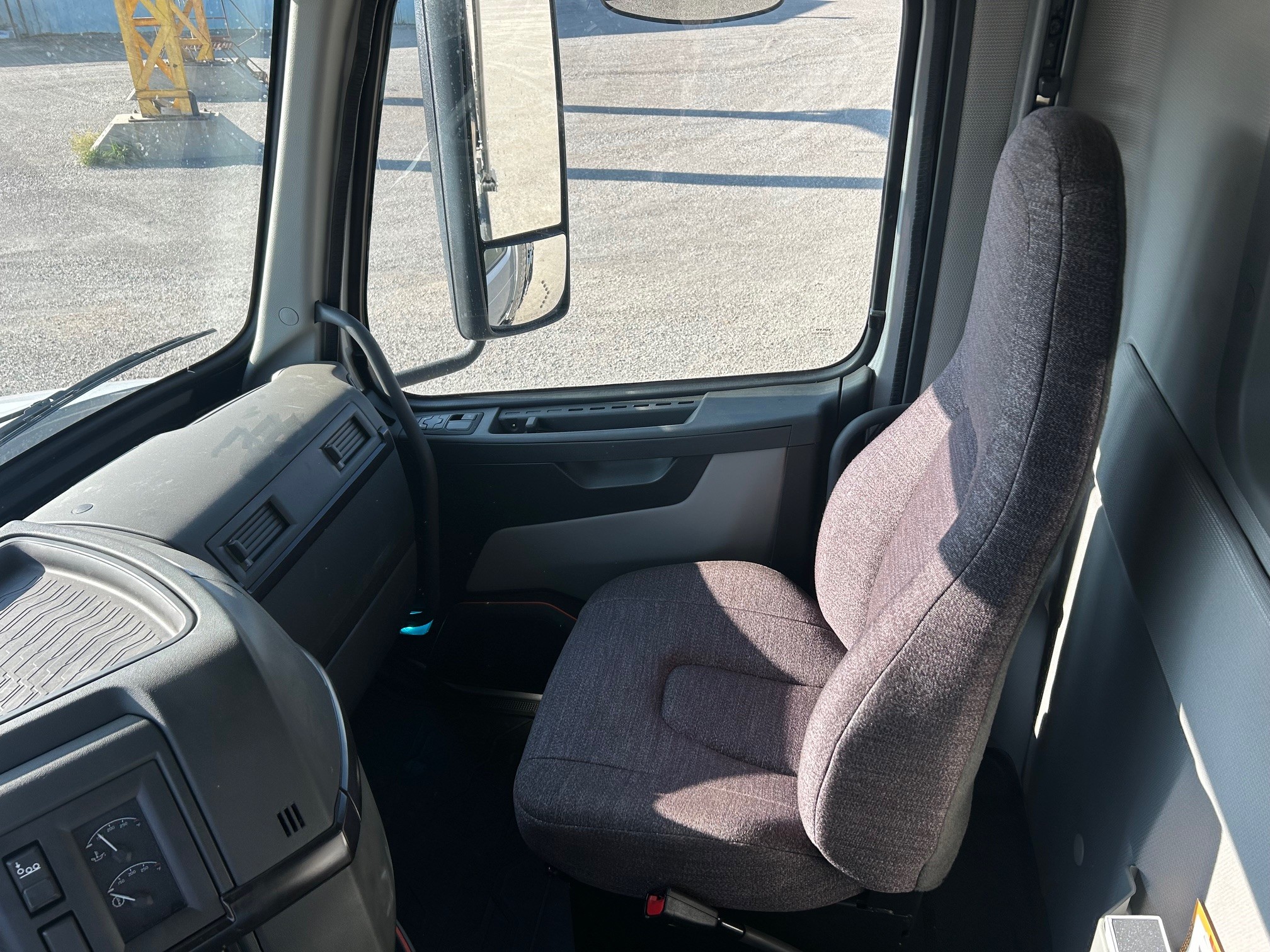 2025 Volvo - image 11