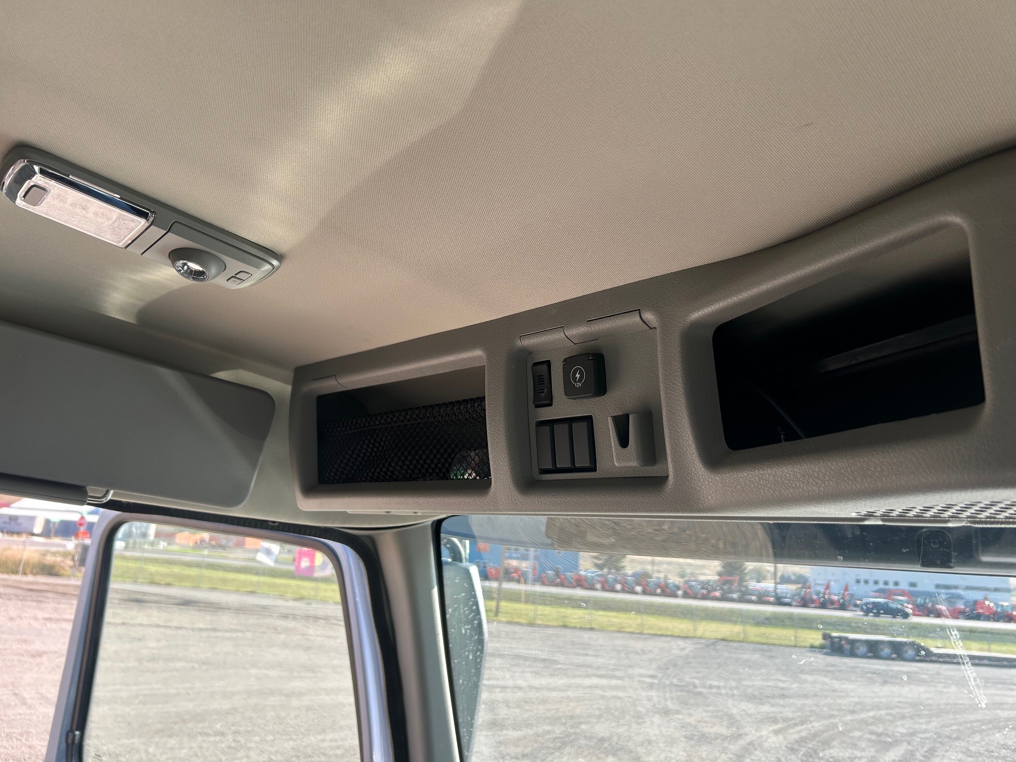 2025 Volvo - image 13