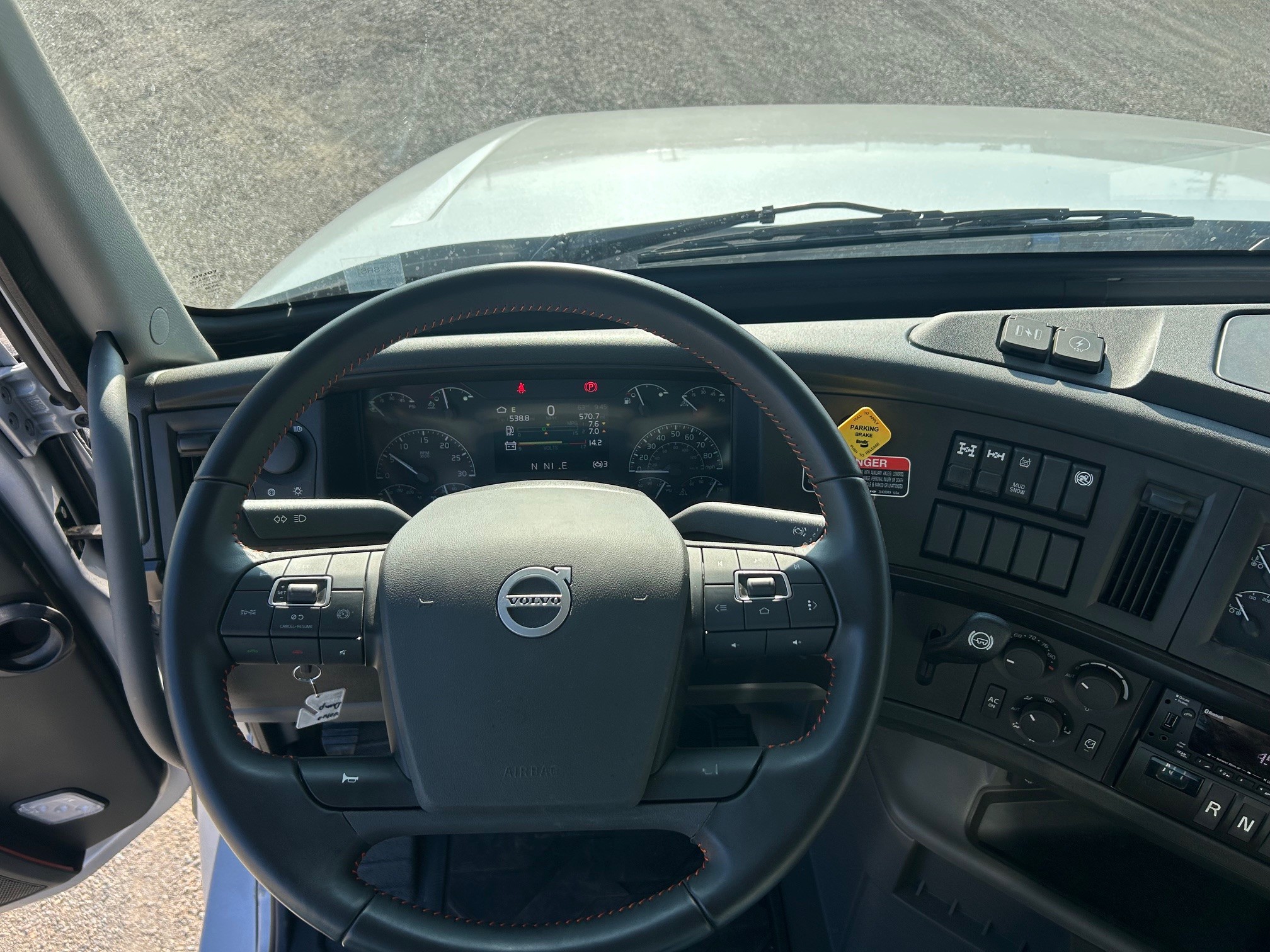 2025 Volvo - image 9