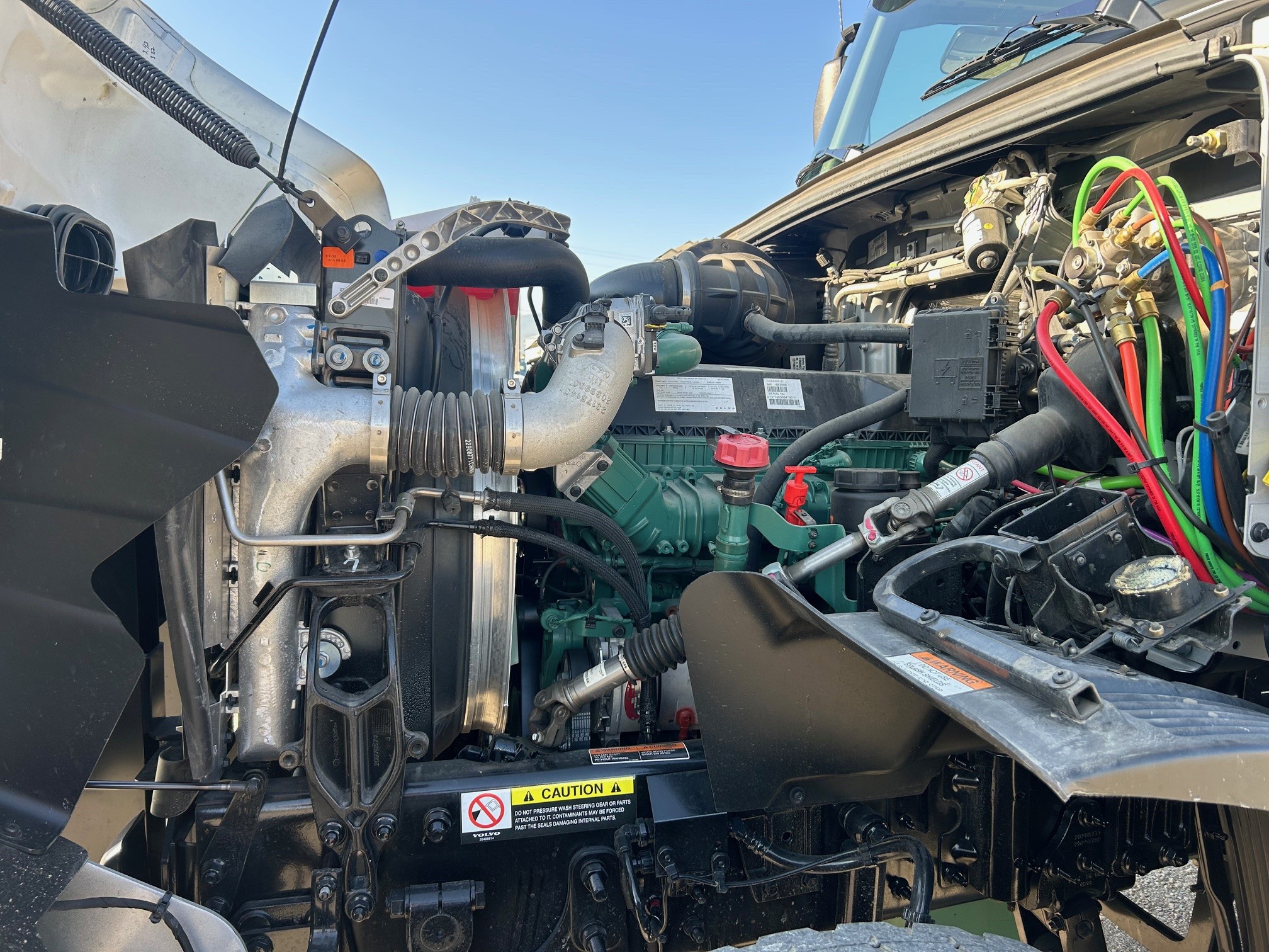 2025 Volvo - image 17