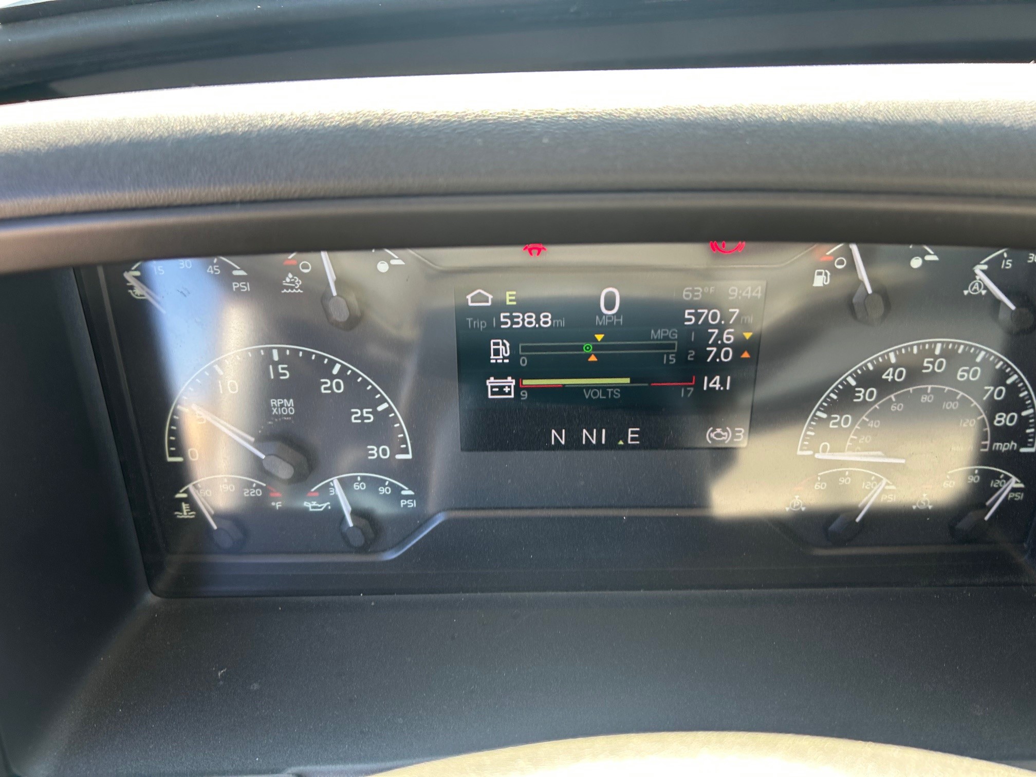 2025 Volvo - image 8