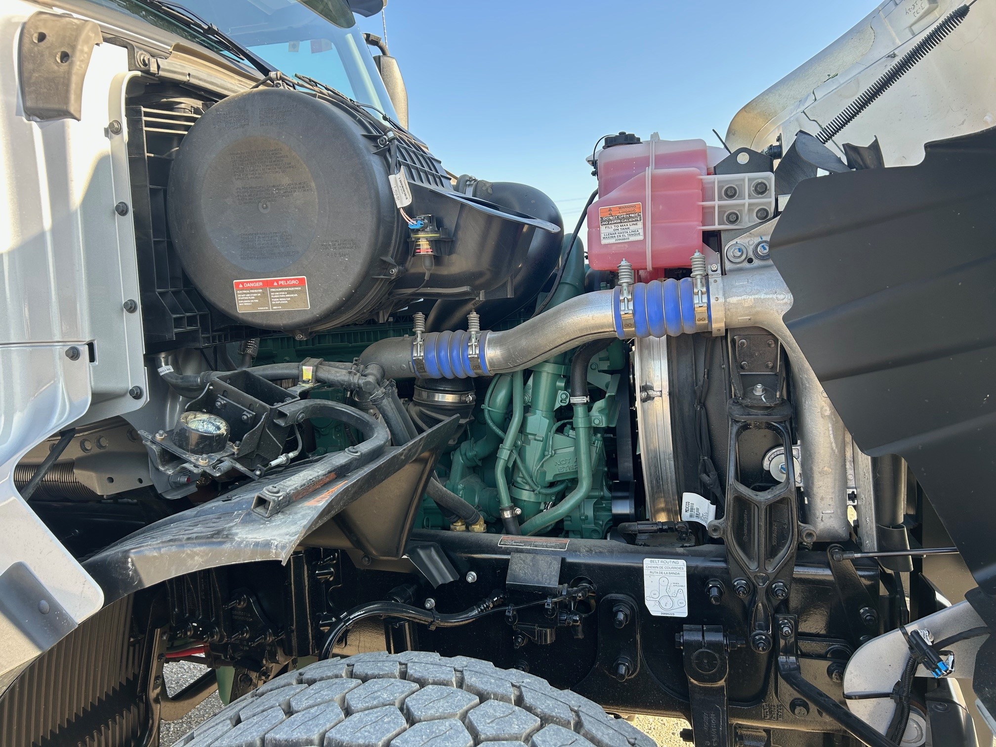 2025 Volvo - image 18