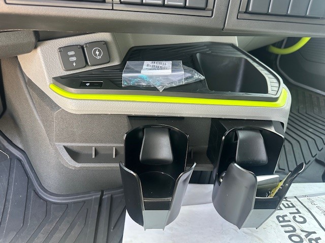 2026 Volvo - image 15