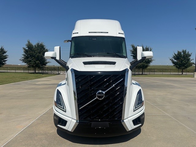 2026 Volvo - image 9