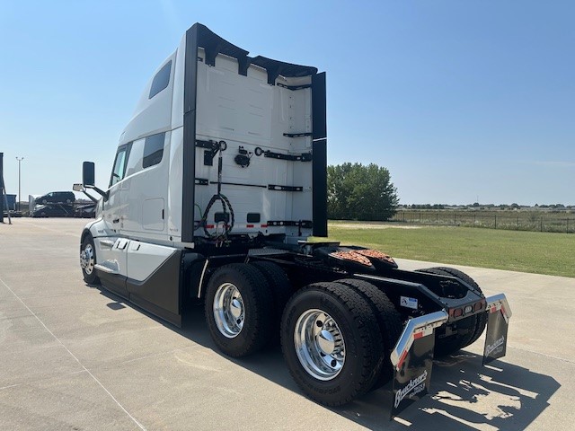 2026 Volvo - image 4