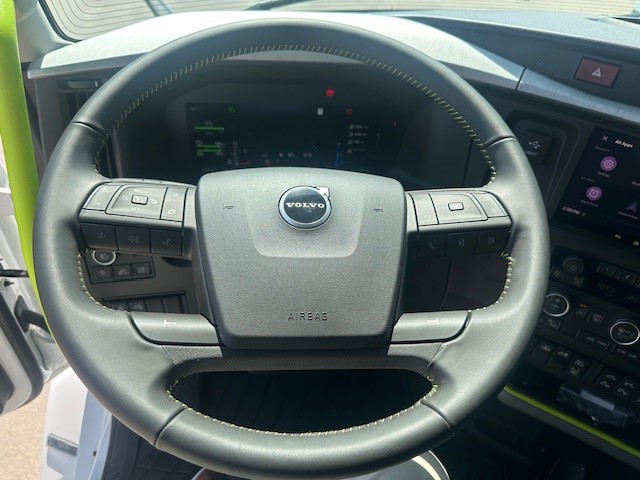 2026 Volvo - image 12