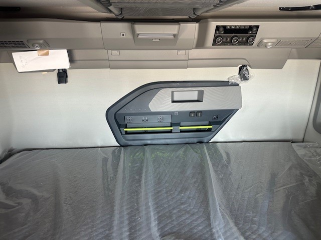 2026 Volvo - image 24