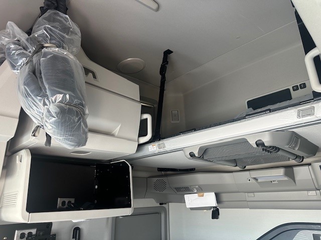 2026 Volvo - image 17