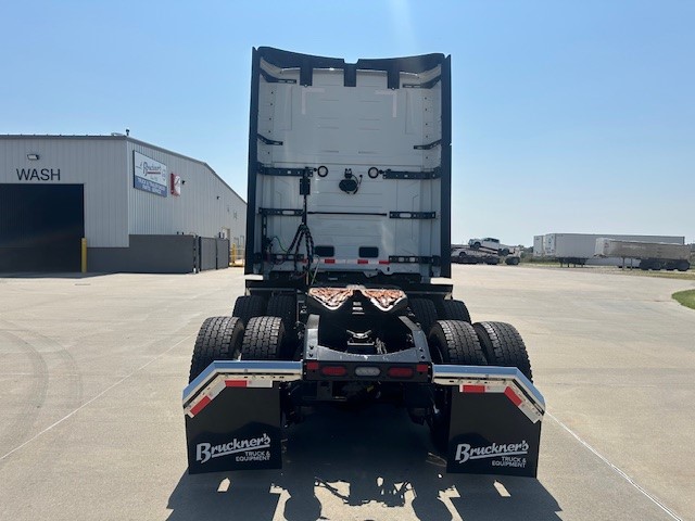 2026 Volvo - image 5