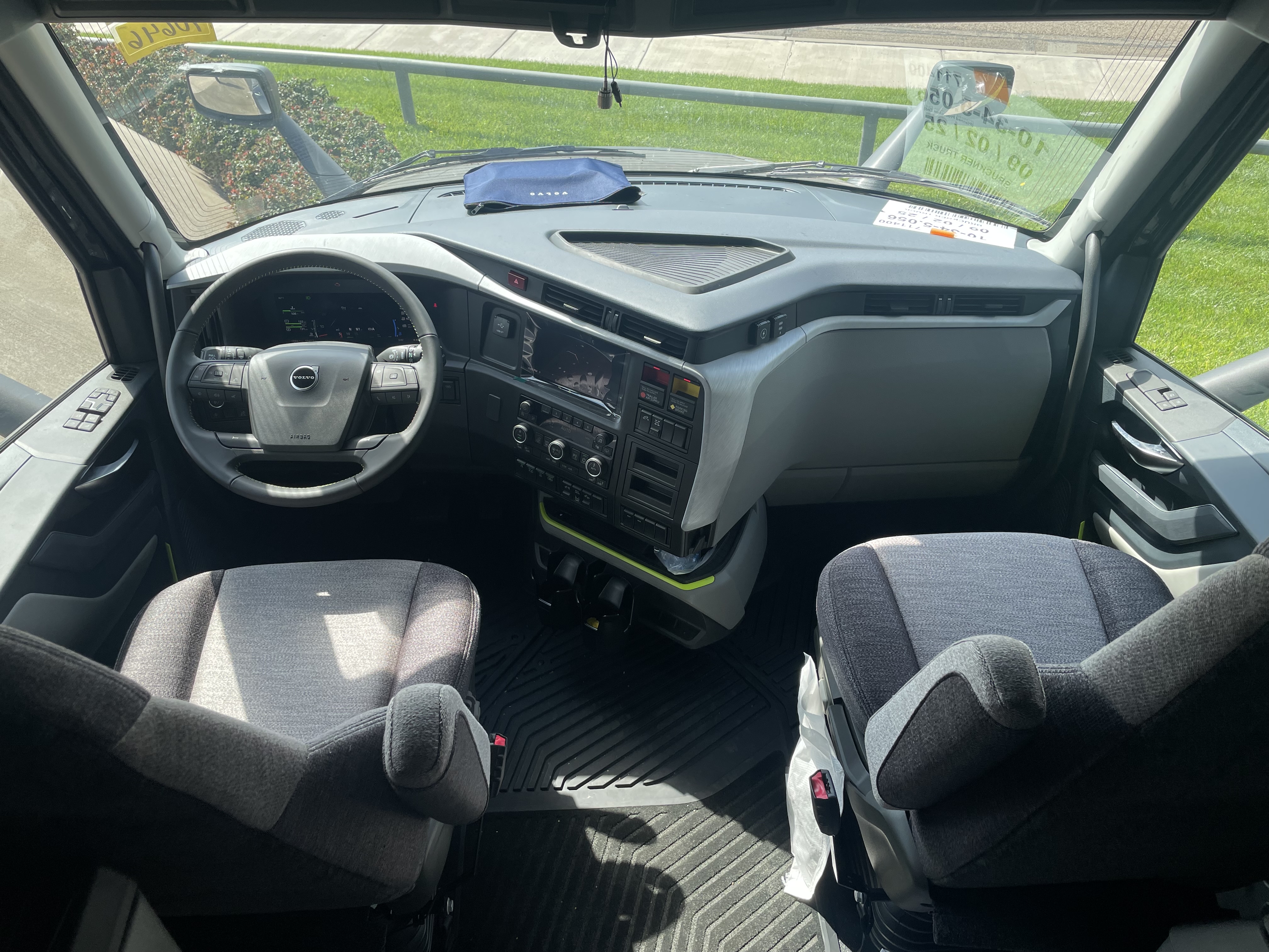 2026 Volvo - image 13