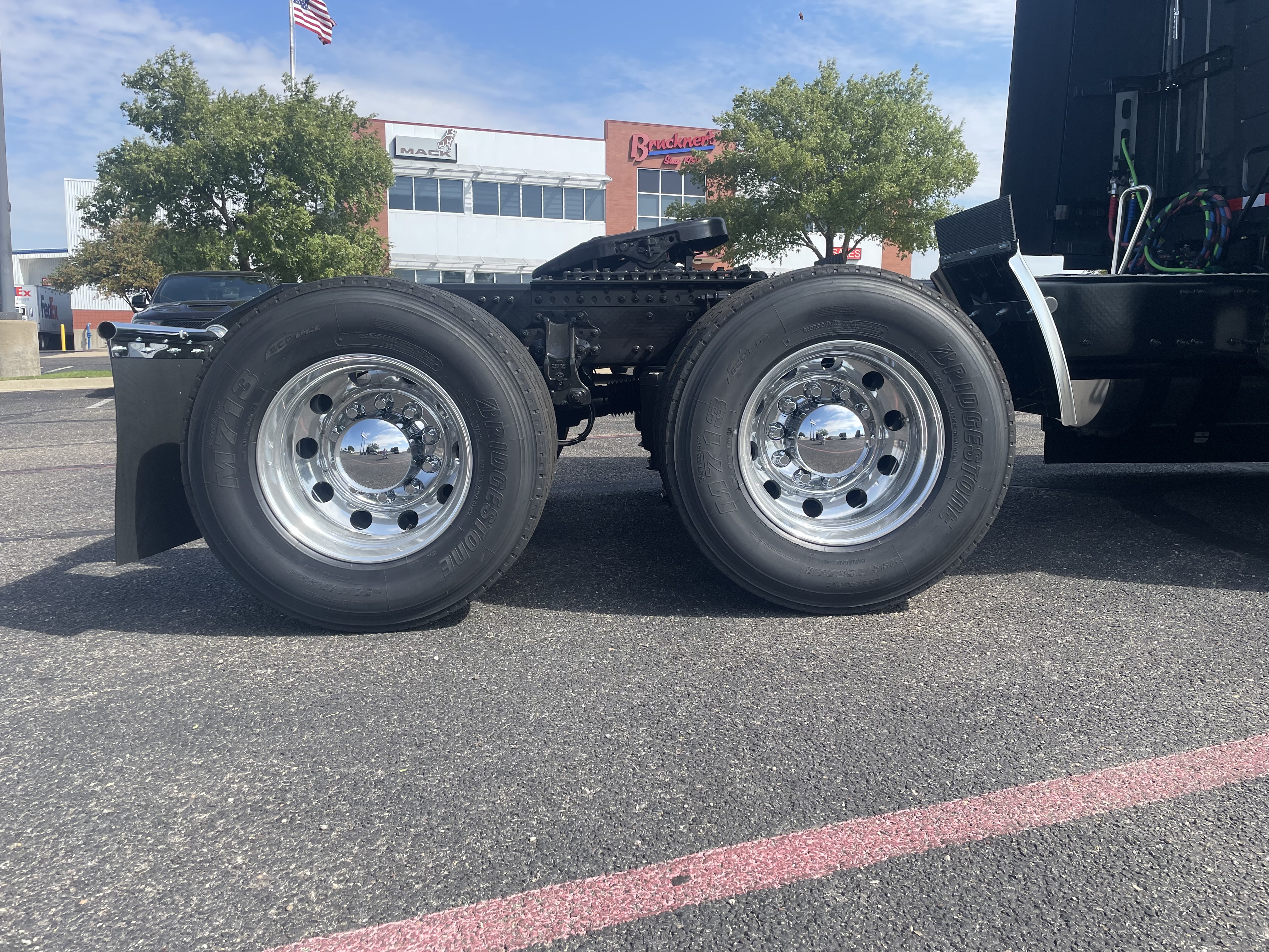 2026 Volvo - image 8