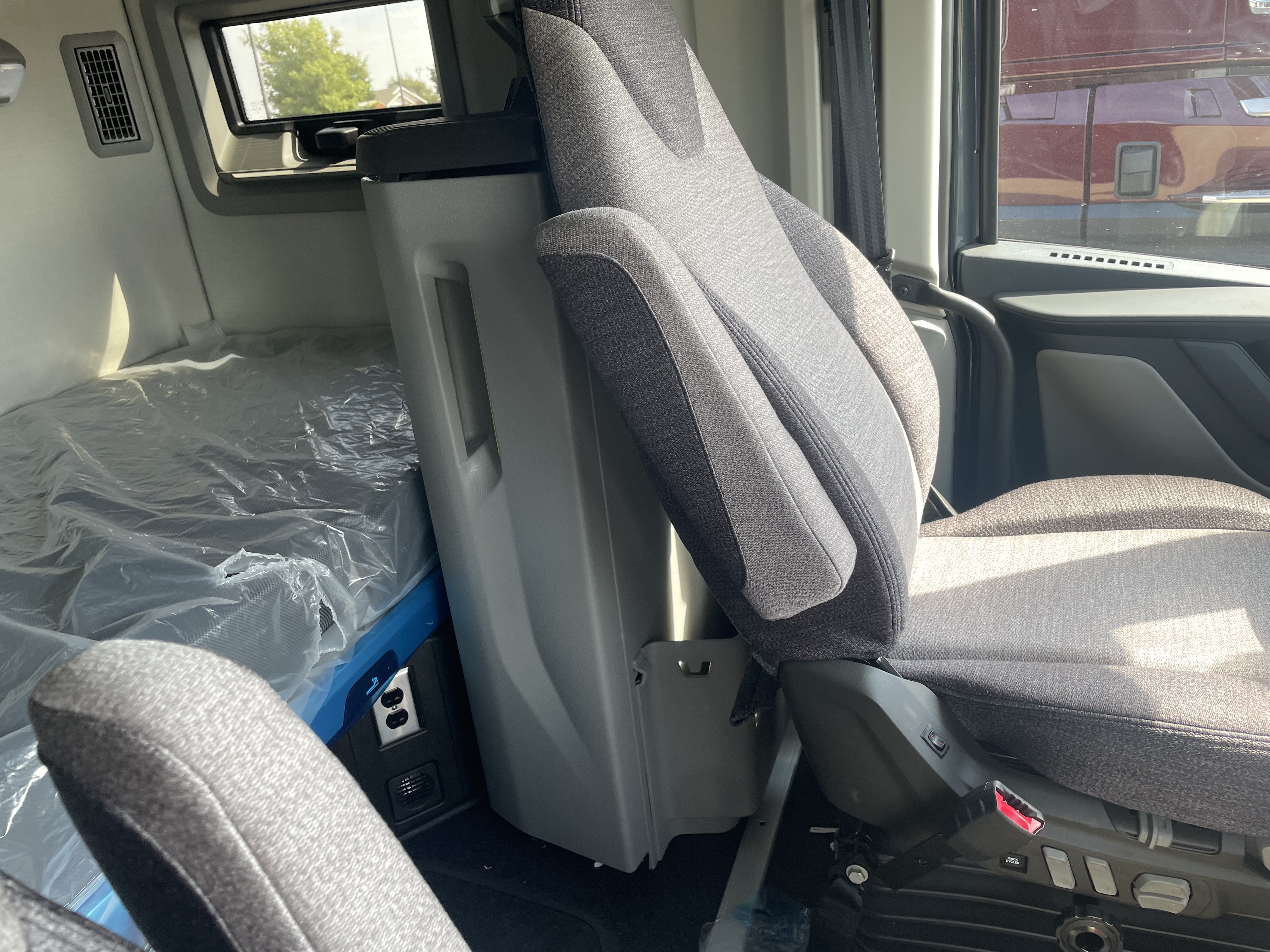 2026 Volvo - image 15