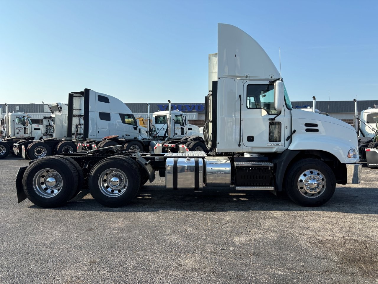 2016 Mack Pinnacle - image 4
