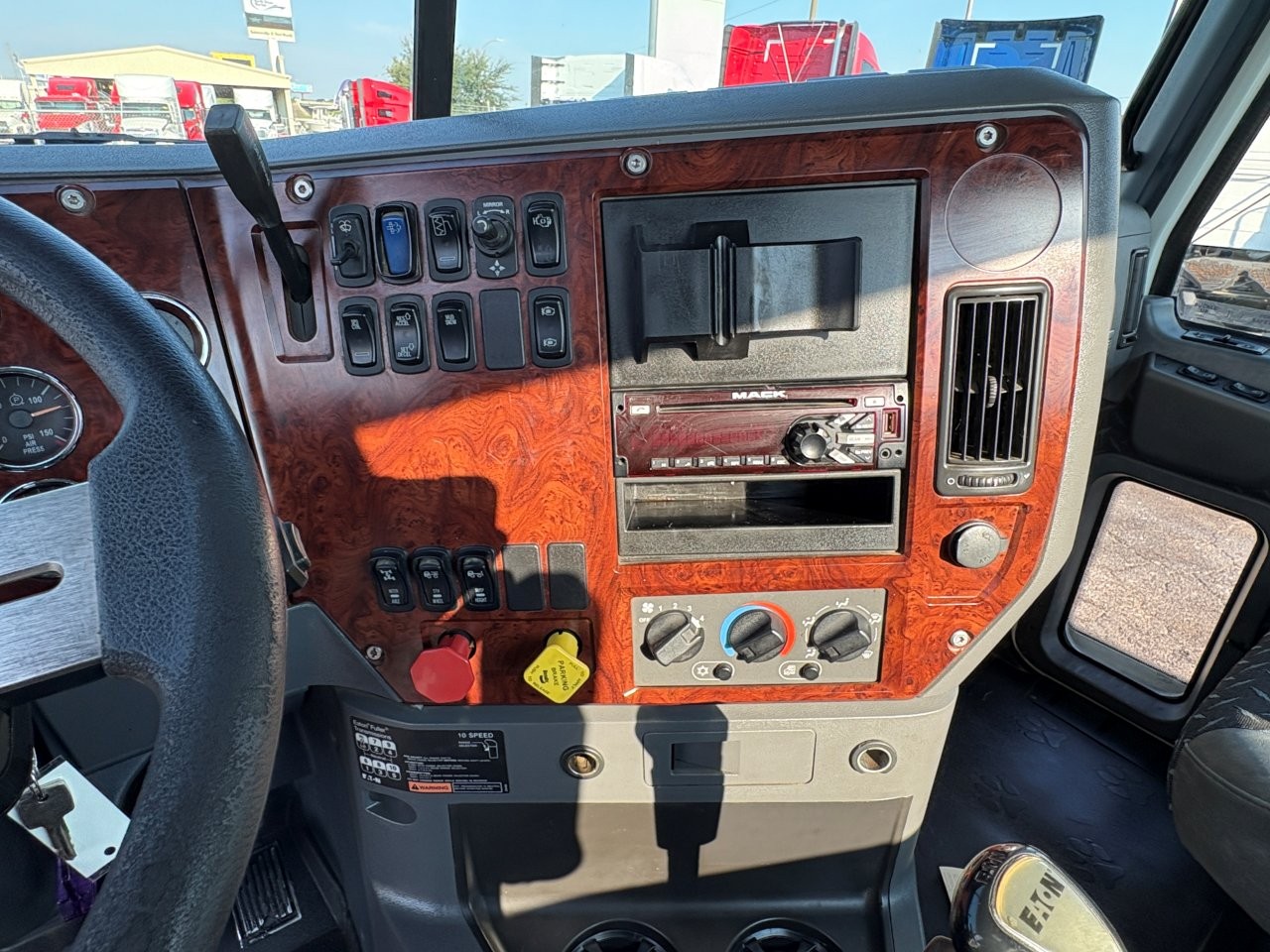 2016 Mack Pinnacle - image 25