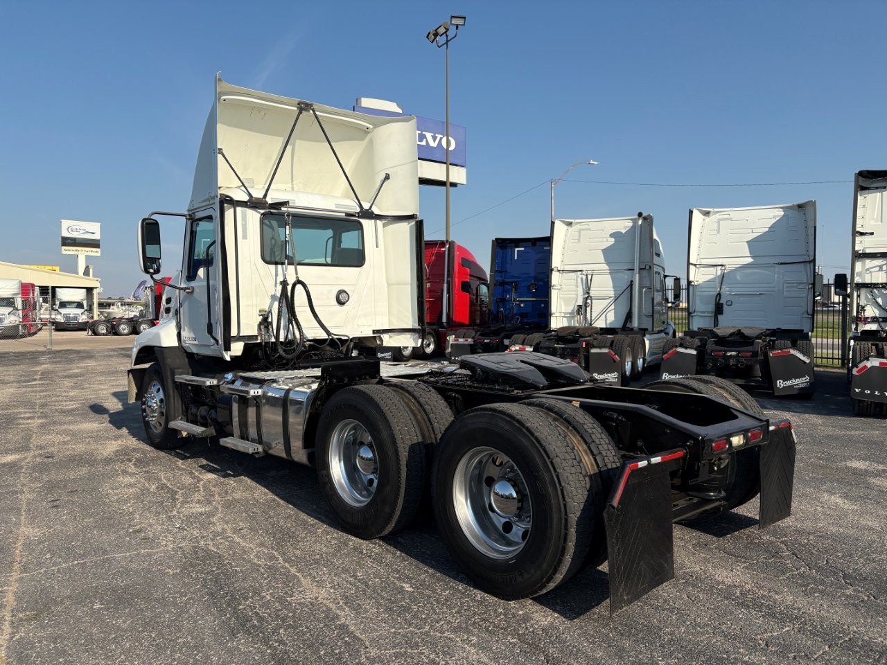 2016 Mack Pinnacle - image 7