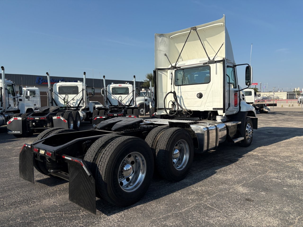 2016 Mack Pinnacle - image 5