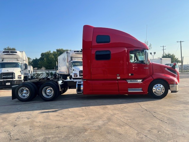 2023 Volvo - image 4