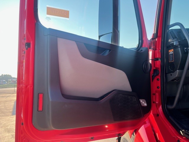 2023 Volvo - image 19