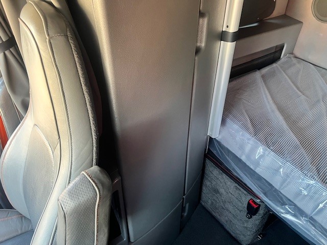 2023 Volvo - image 17