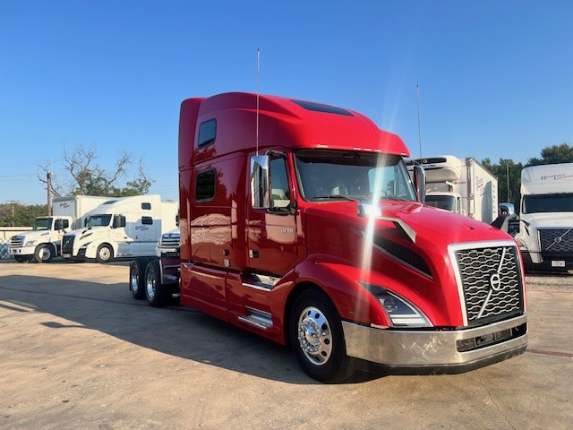 2023 Volvo - image 3