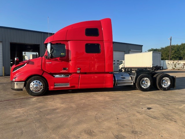 2023 Volvo - image 2