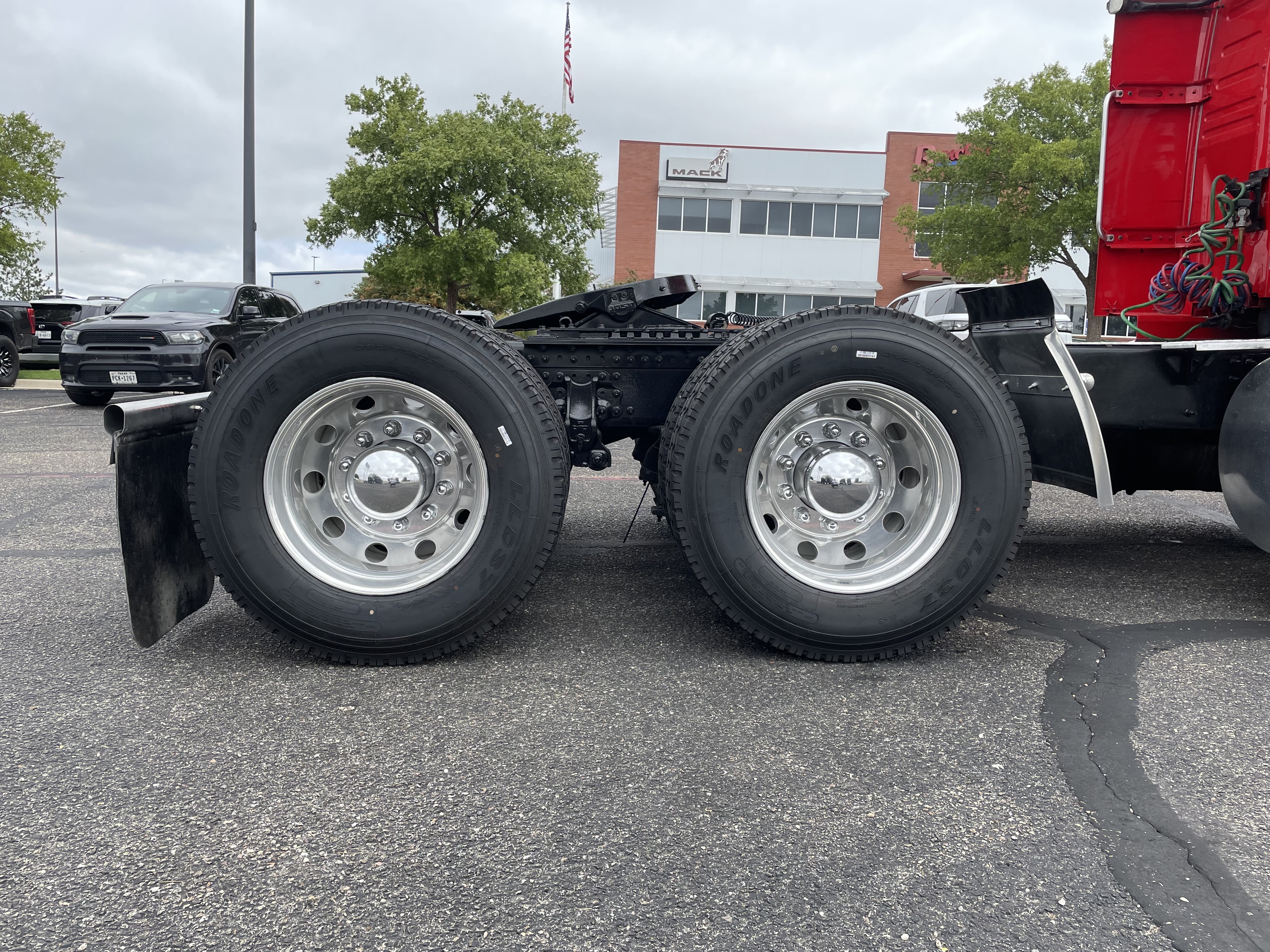 2023 Volvo - image 5