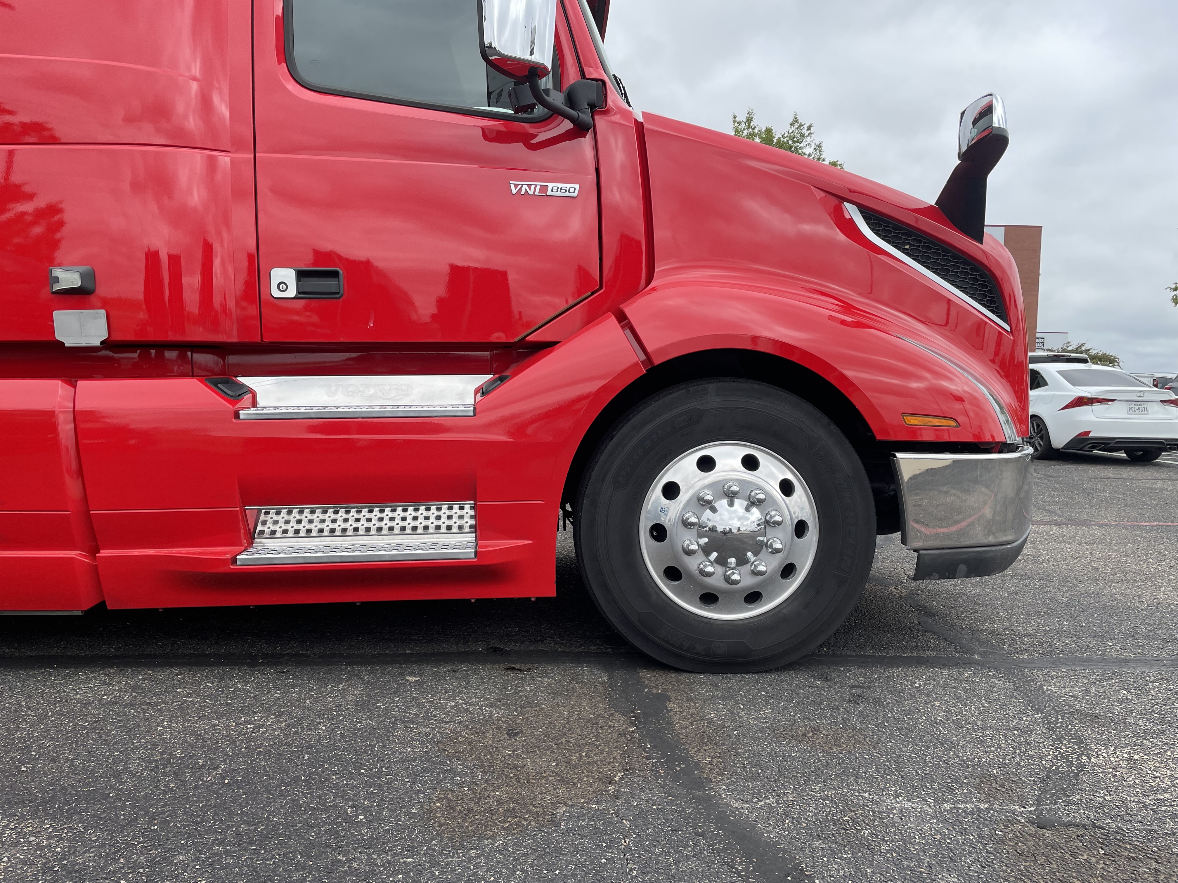 2023 Volvo - image 4