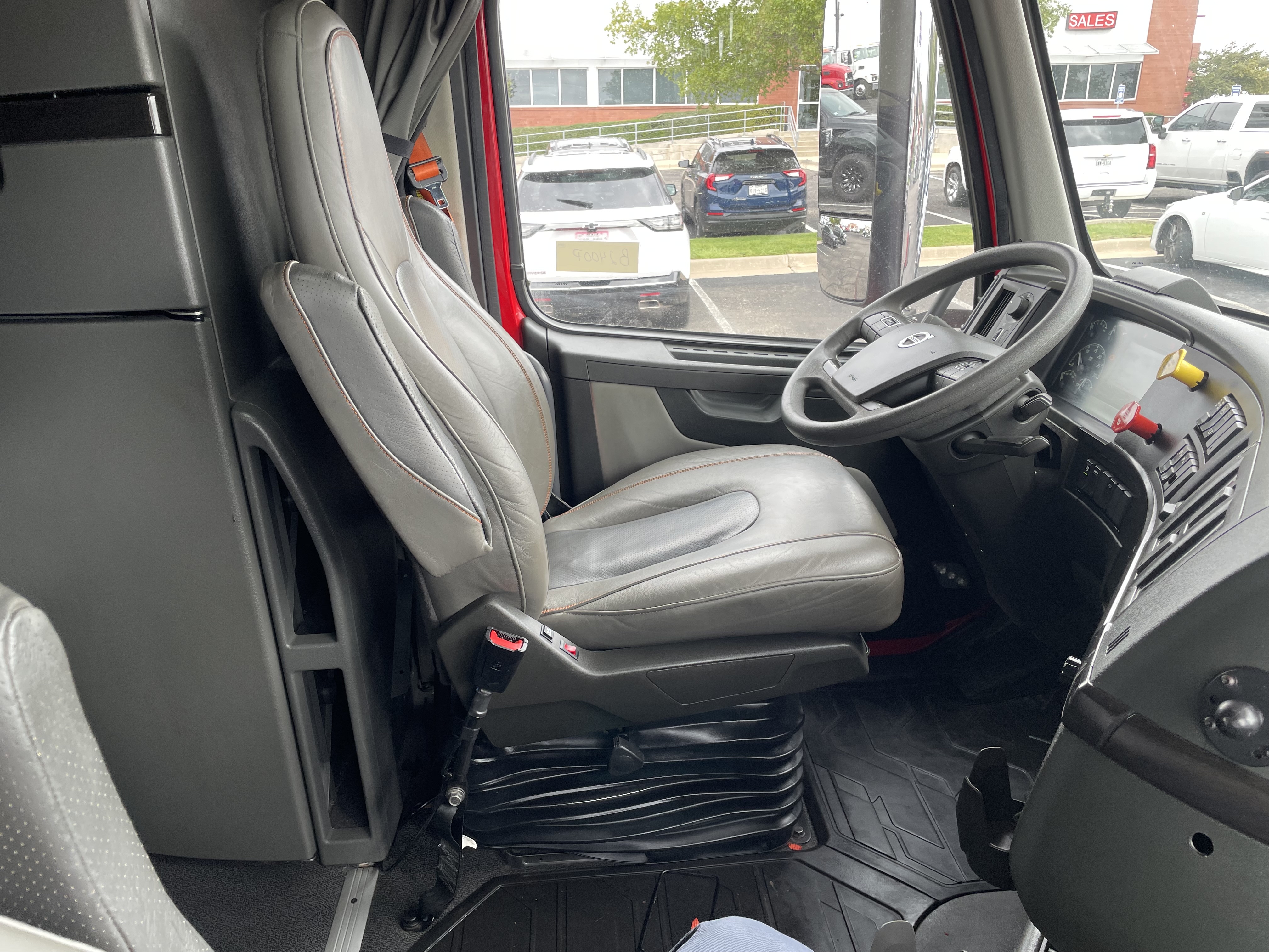 2023 Volvo - image 15