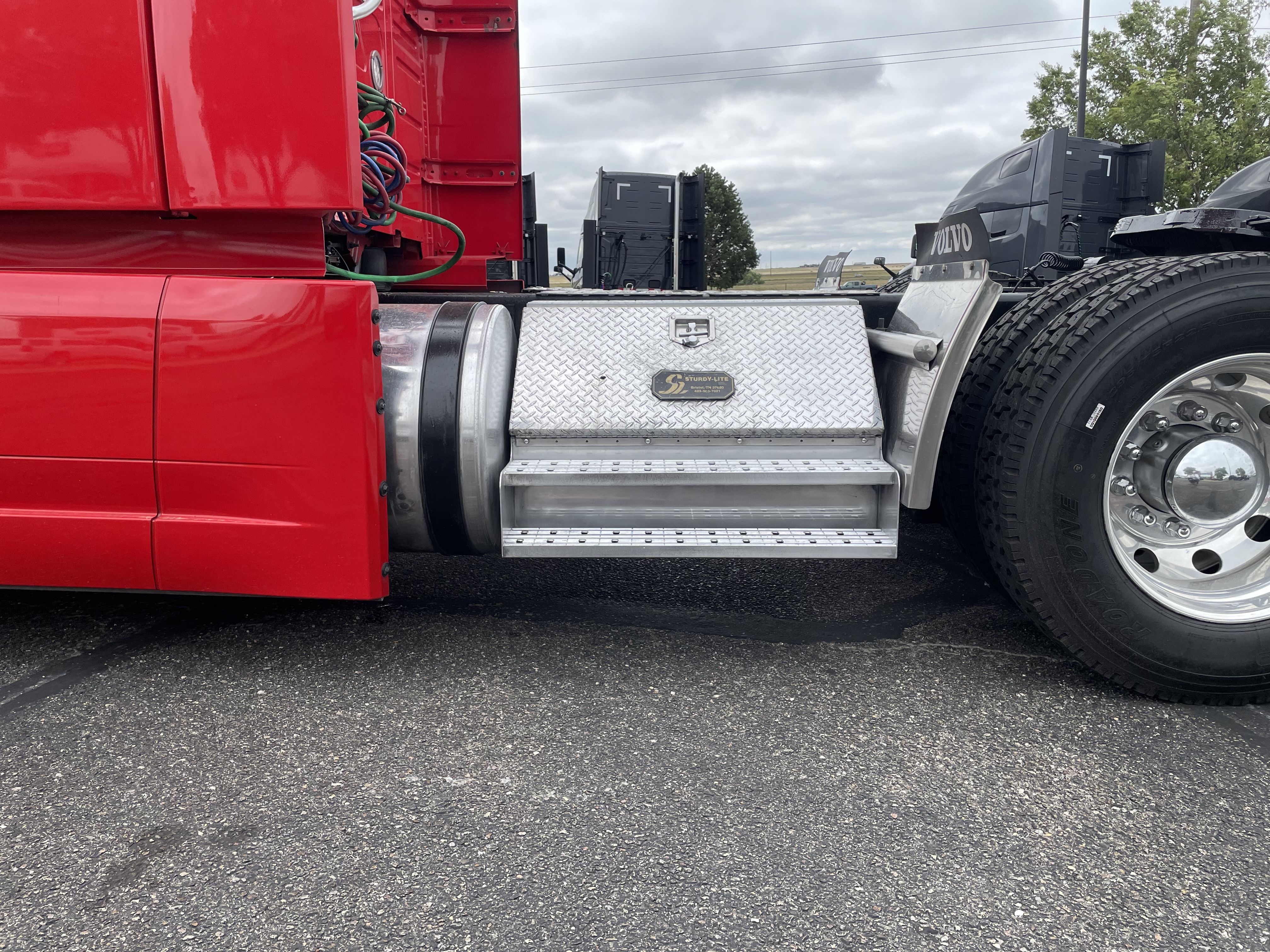 2023 Volvo - image 8