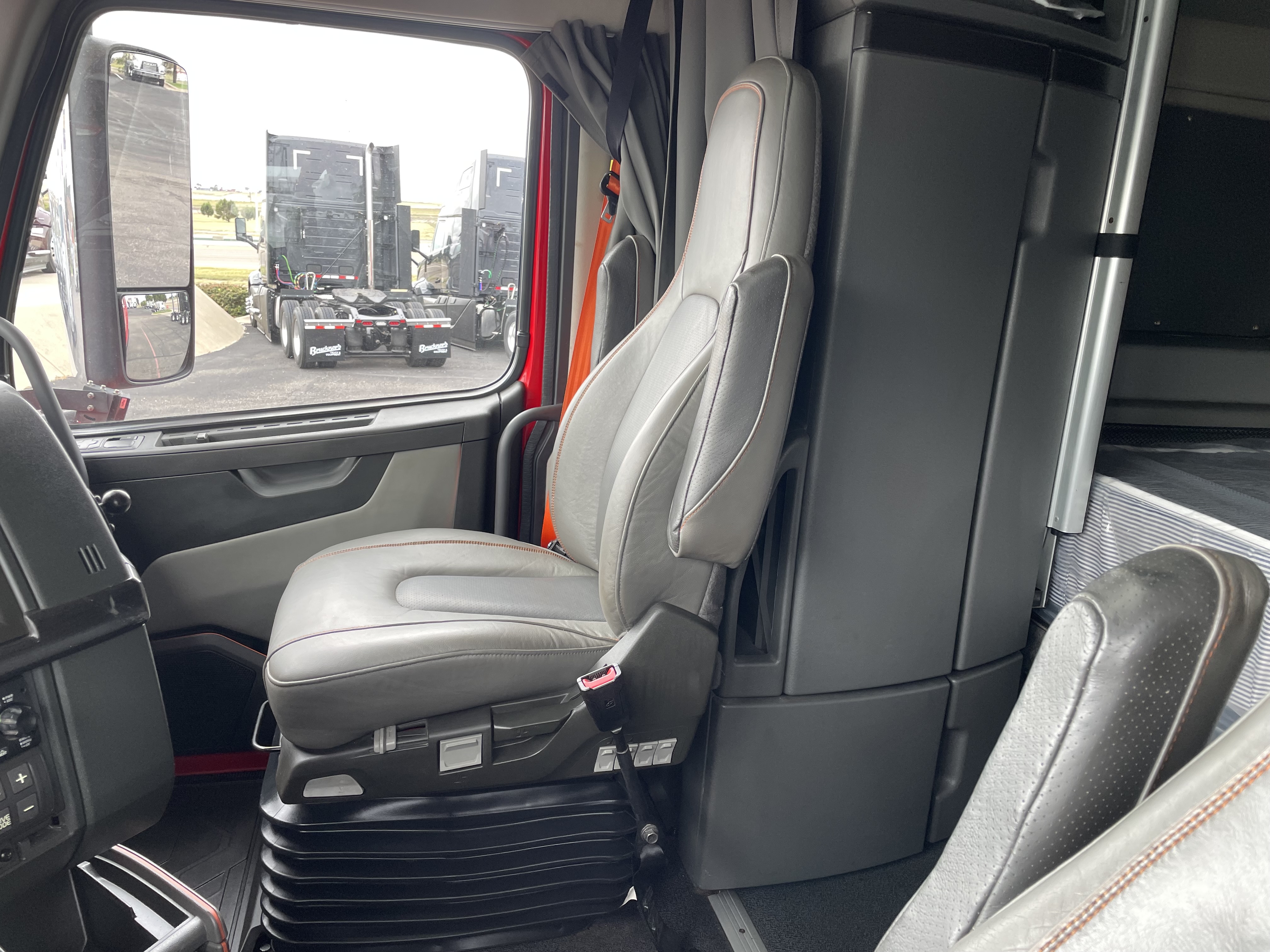 2023 Volvo - image 13