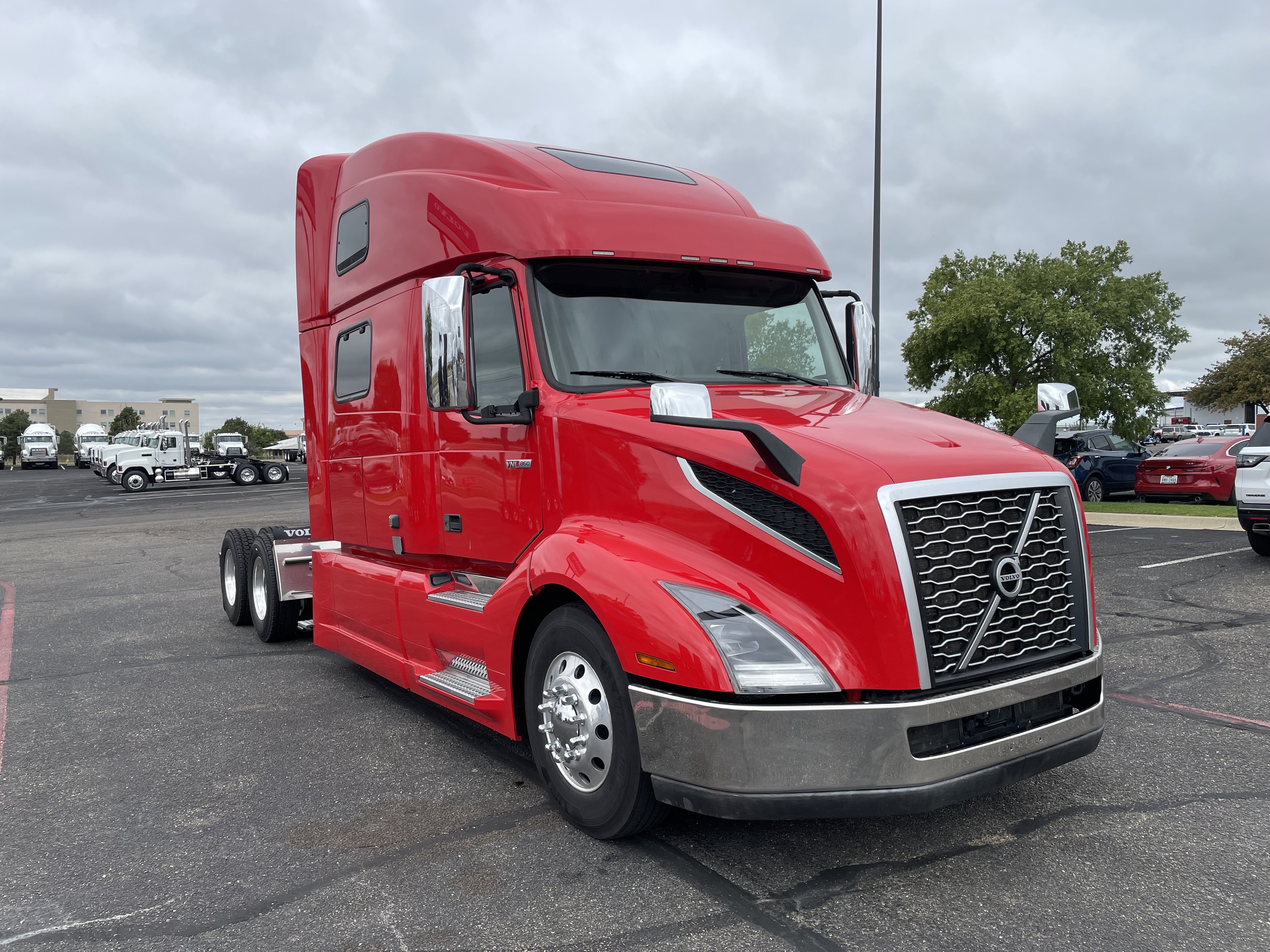 2023 Volvo - image 3