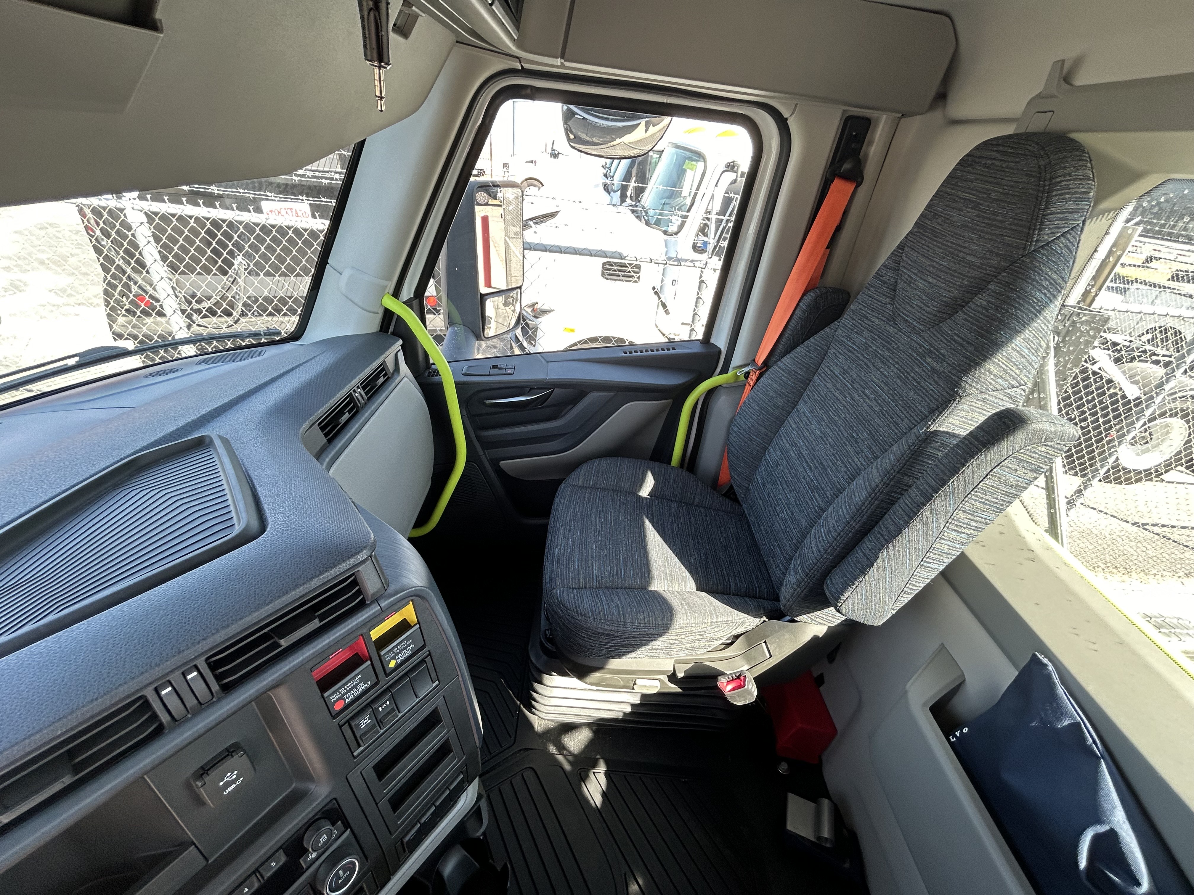 2025 Volvo - image 8