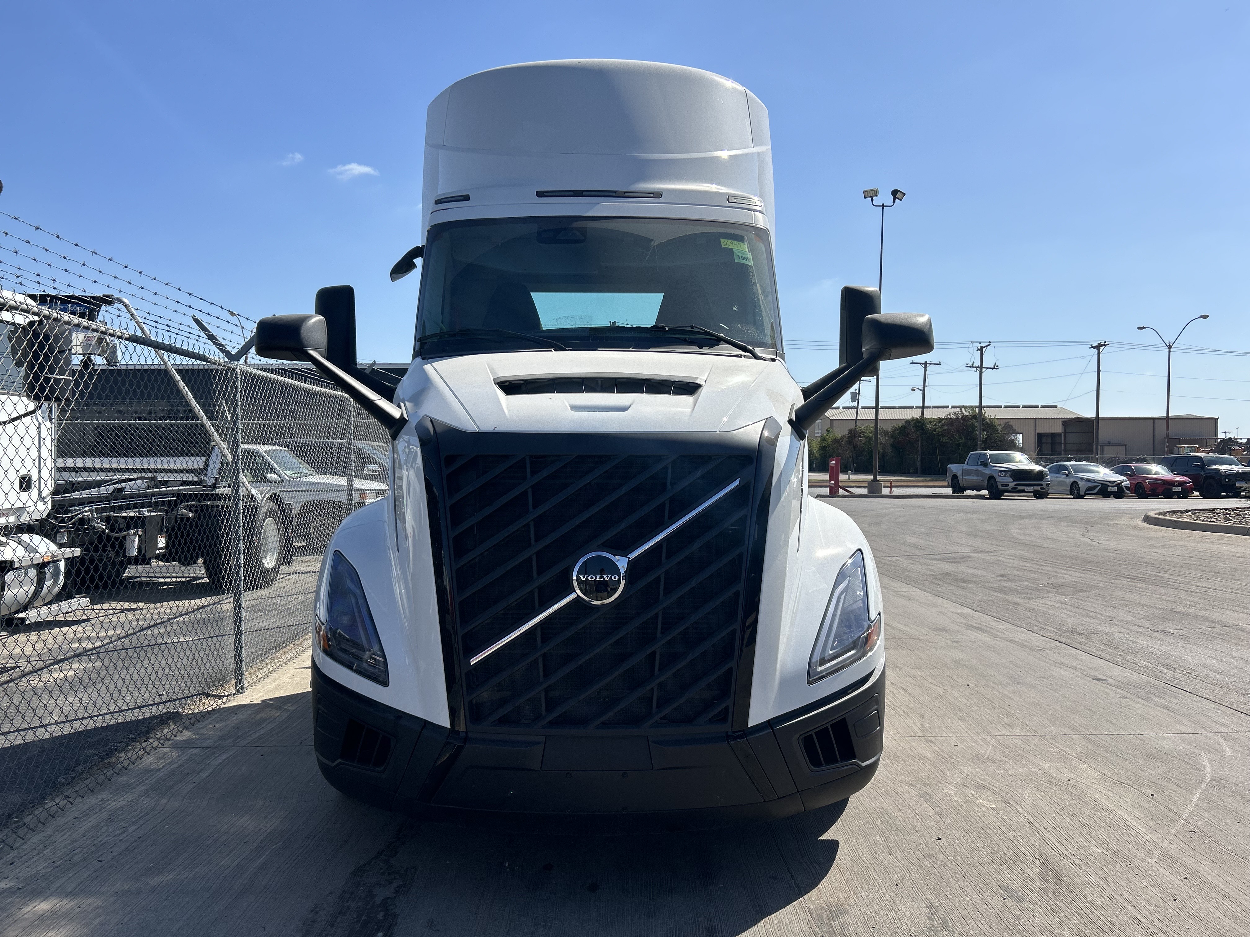 2025 Volvo - image 2