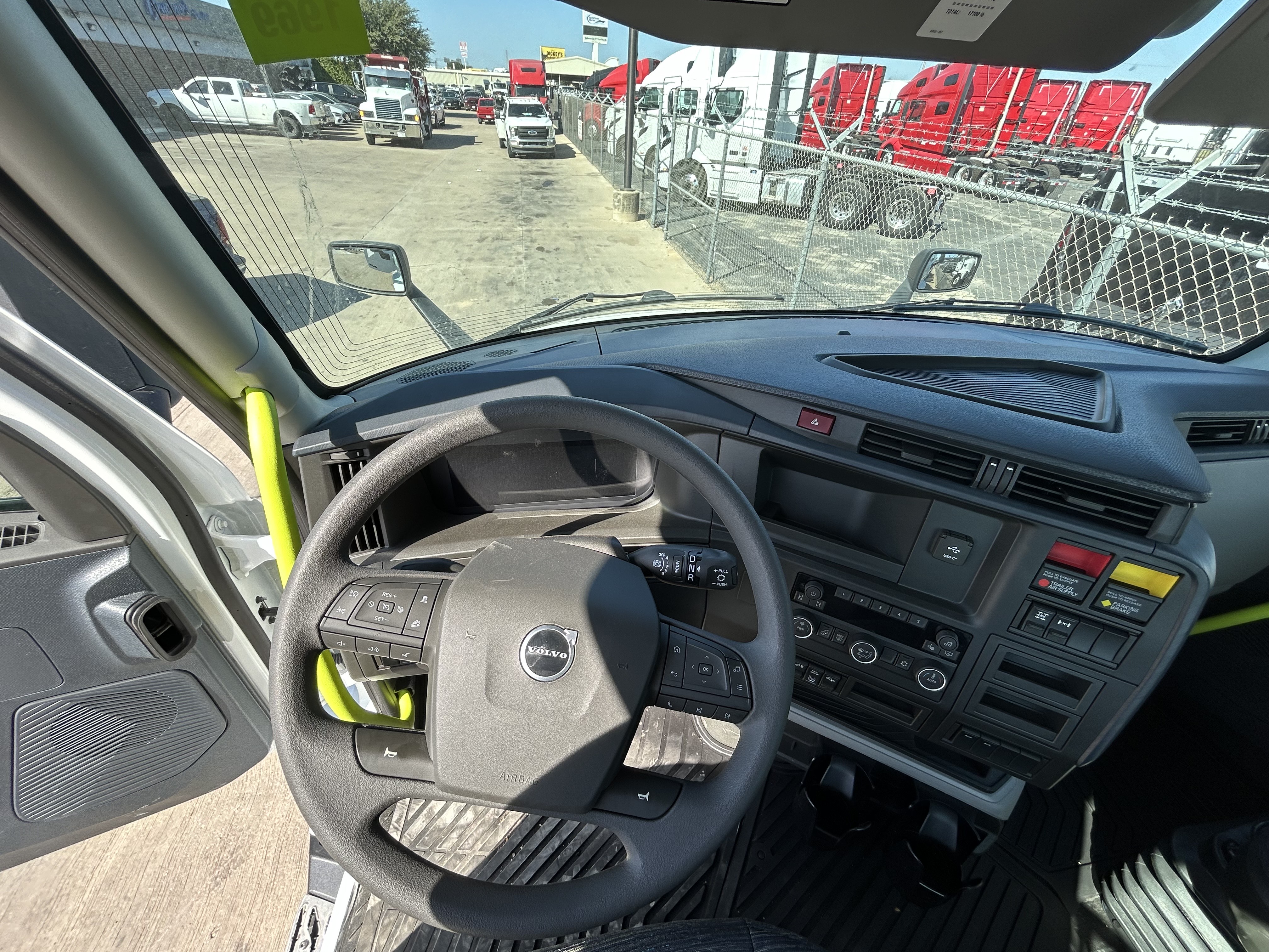 2025 Volvo - image 6