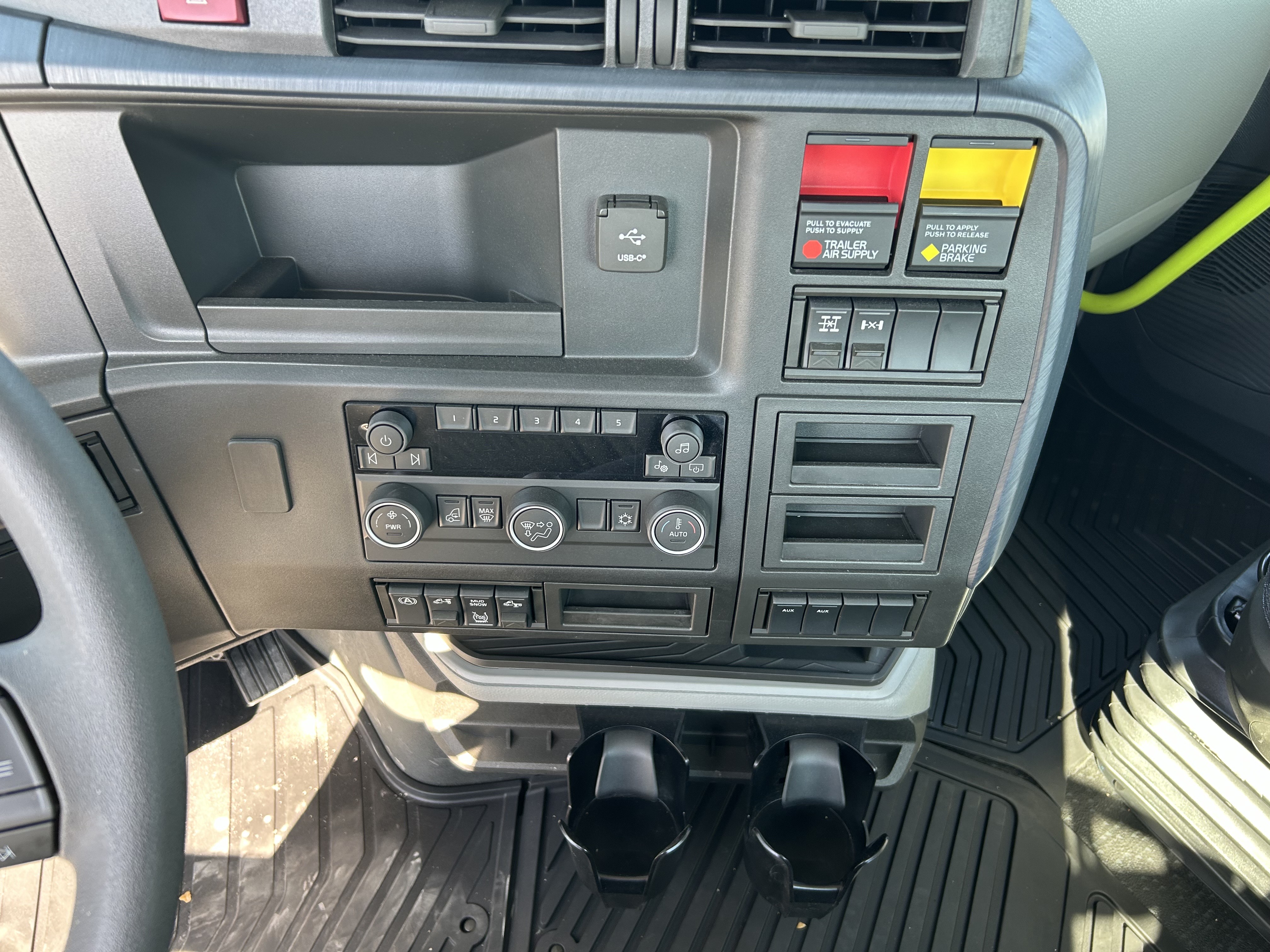 2025 Volvo - image 7