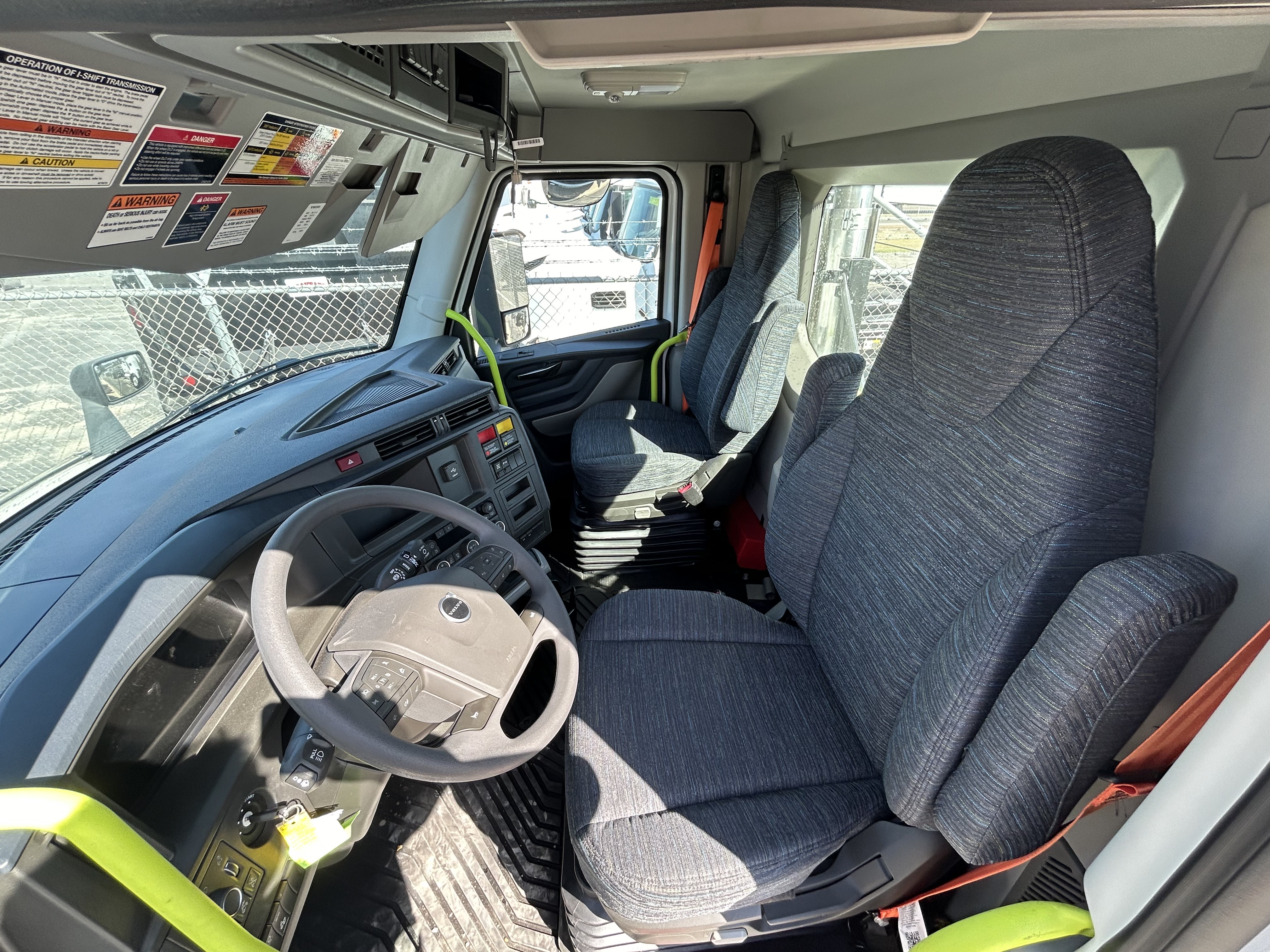 2025 Volvo - image 5