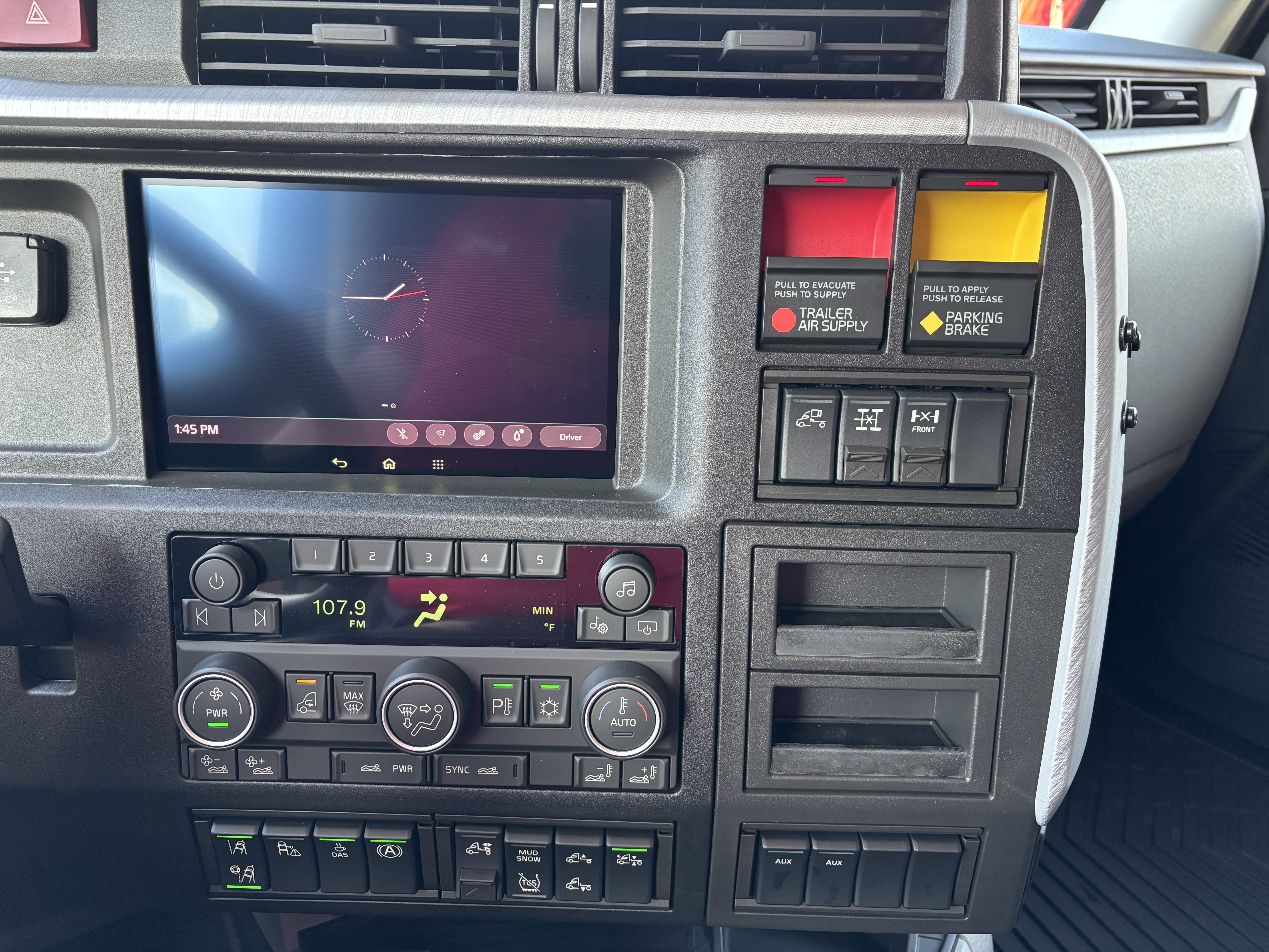 2026 Volvo - image 9