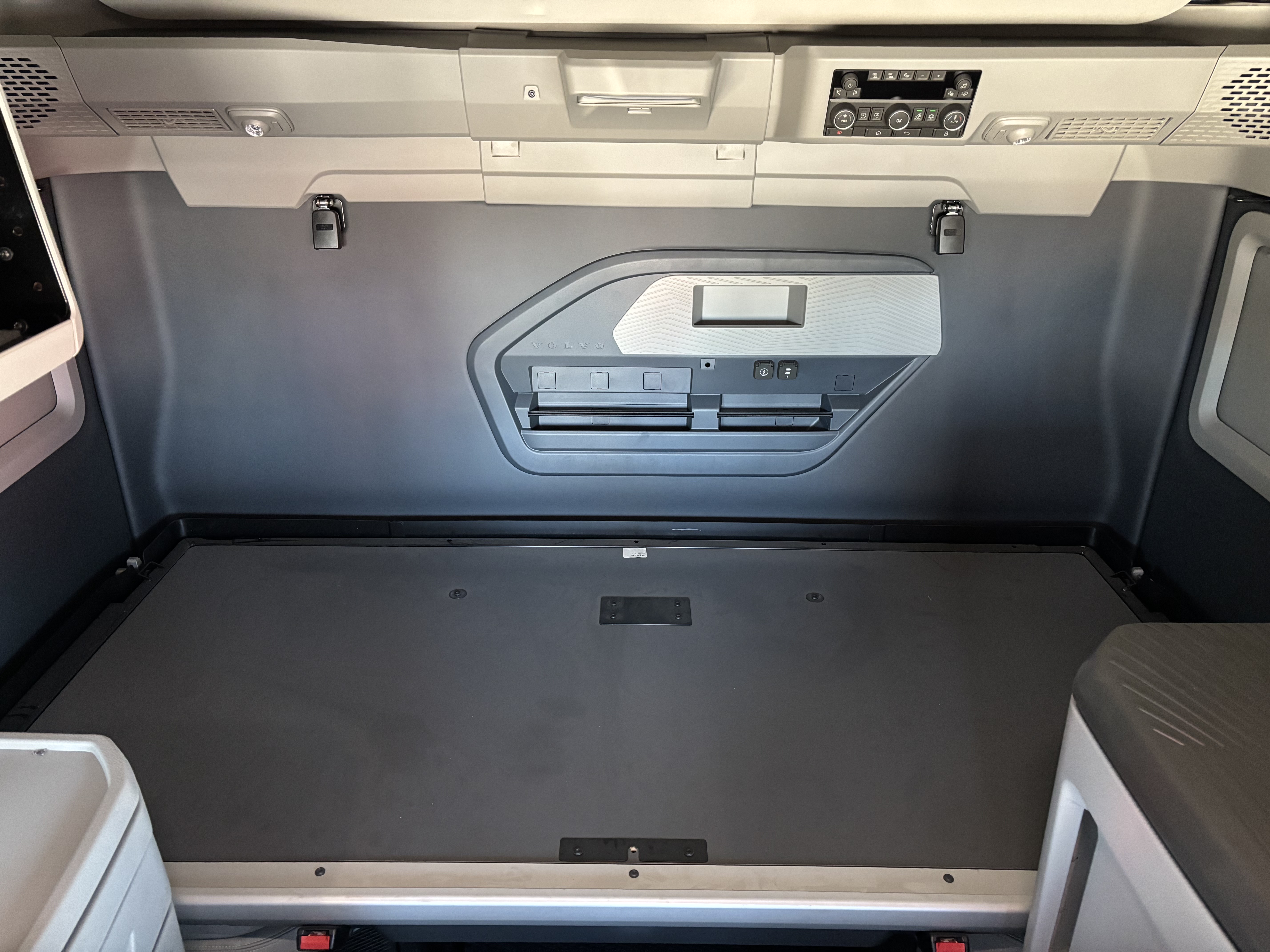 2026 Volvo - image 13