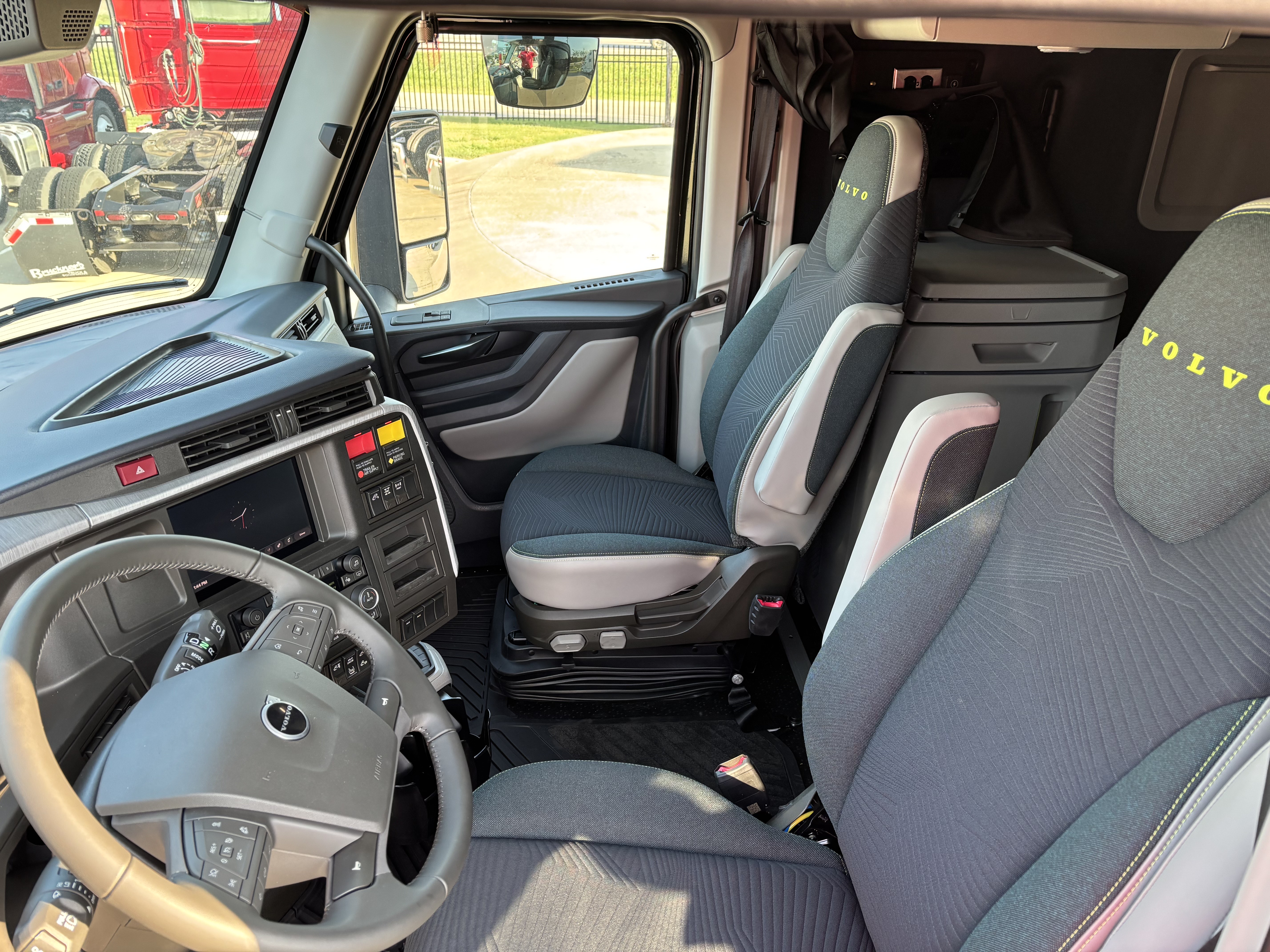 2026 Volvo - image 7