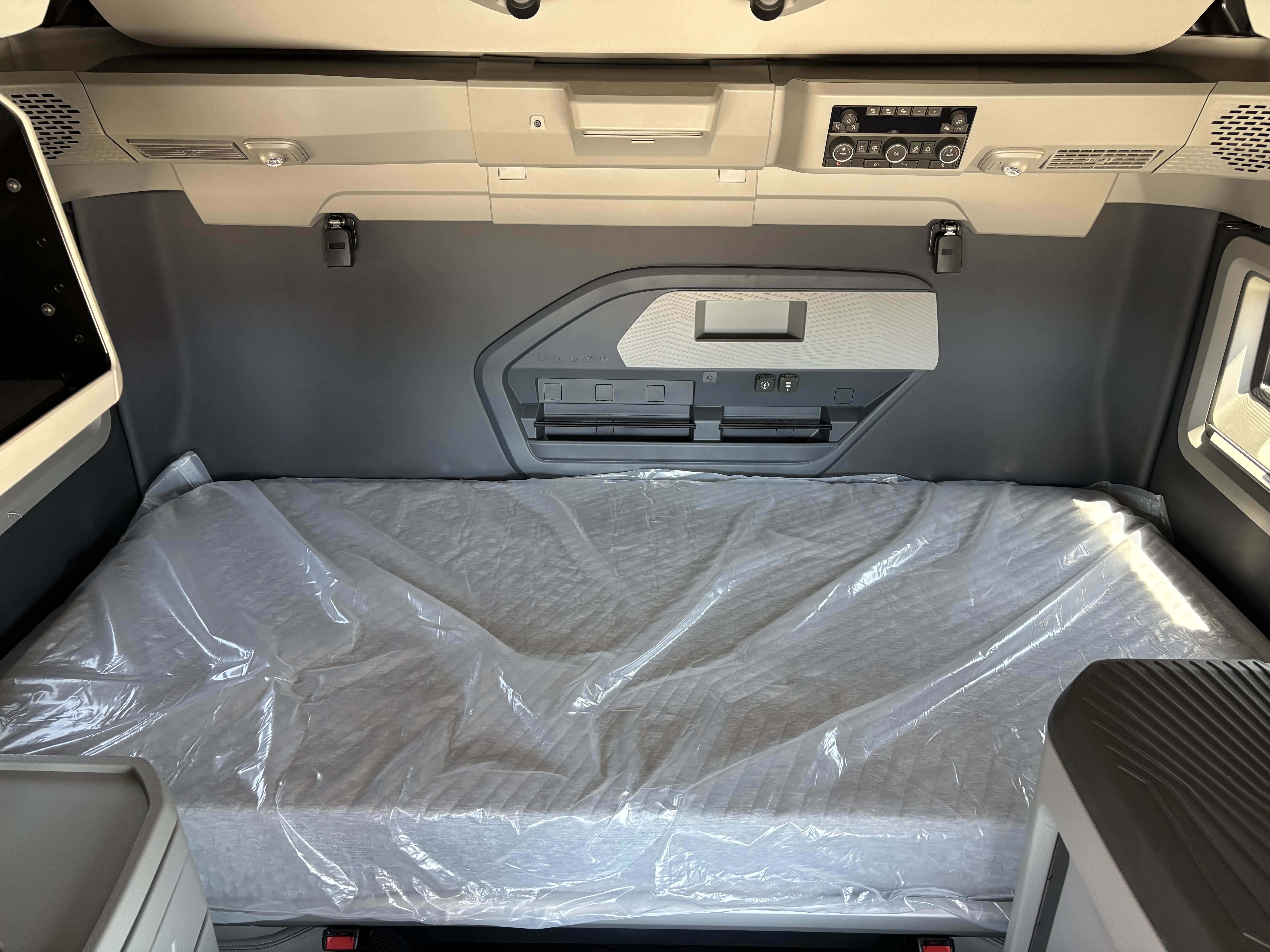 2026 Volvo - image 9