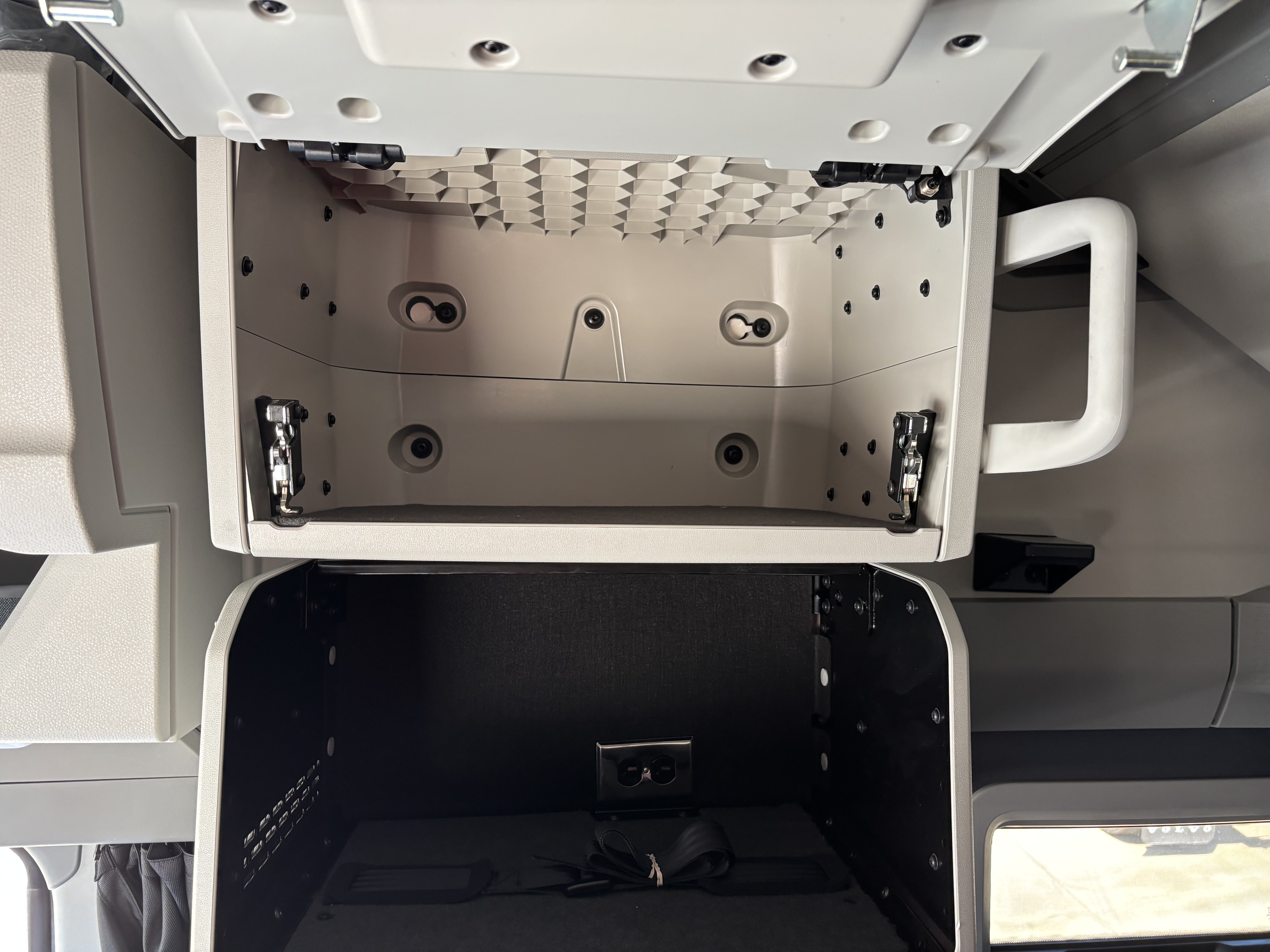 2026 Volvo - image 17