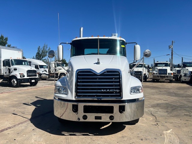 2017 Mack Pinnacle - image 2