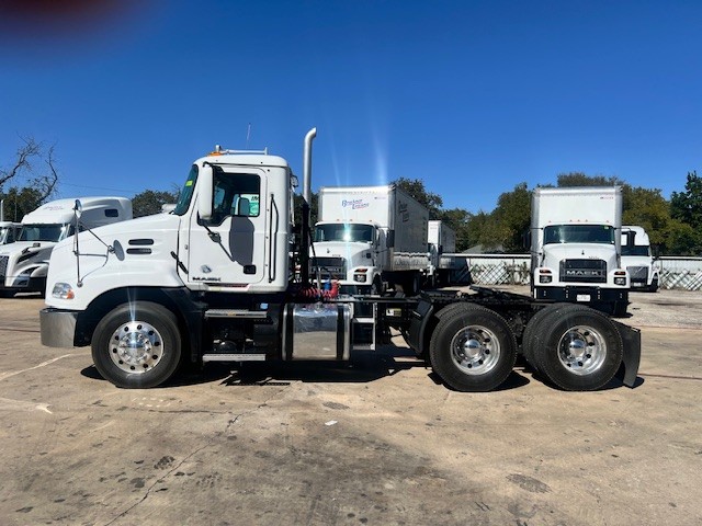 2017 Mack Pinnacle - image 4