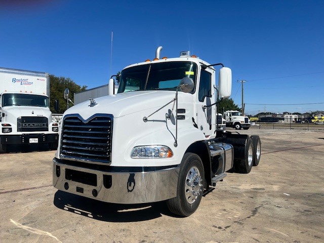 2017 Mack Pinnacle - image 1